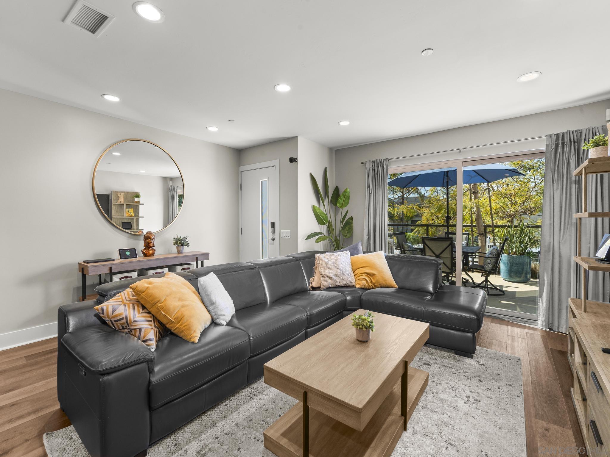 Detail Gallery Image 8 of 35 For 3030  Jarvis St  #2,  San Diego,  CA 92106 - 3 Beds | 3/1 Baths