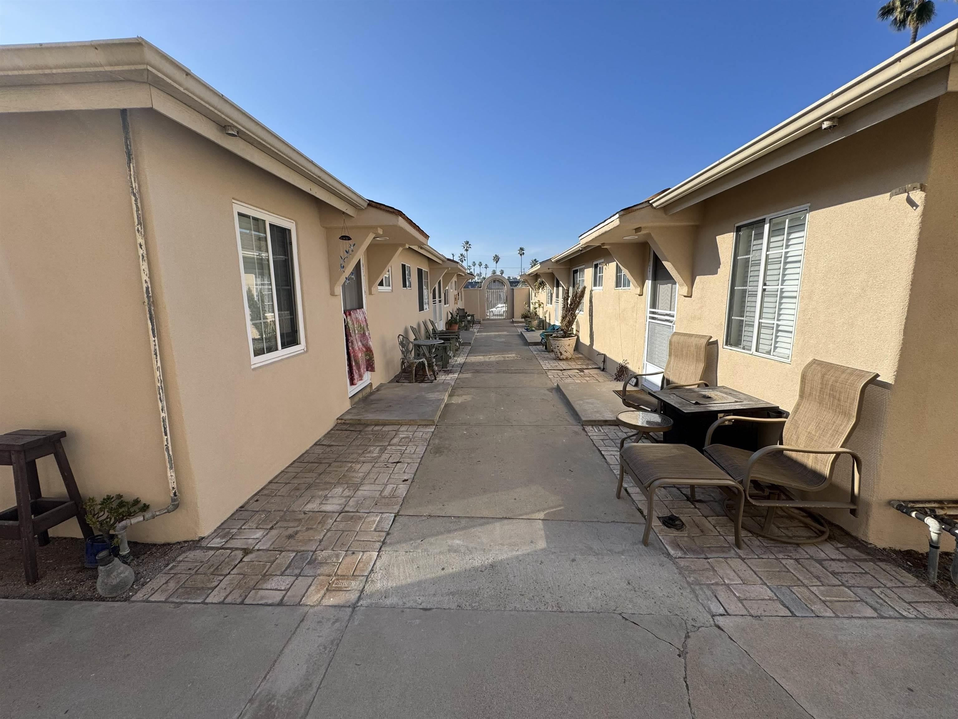 Detail Gallery Image 2 of 14 For 5062.5  Santa Monica Ave  5062.5, San Diego,  CA 92107 - 2 Beds | 1 Baths