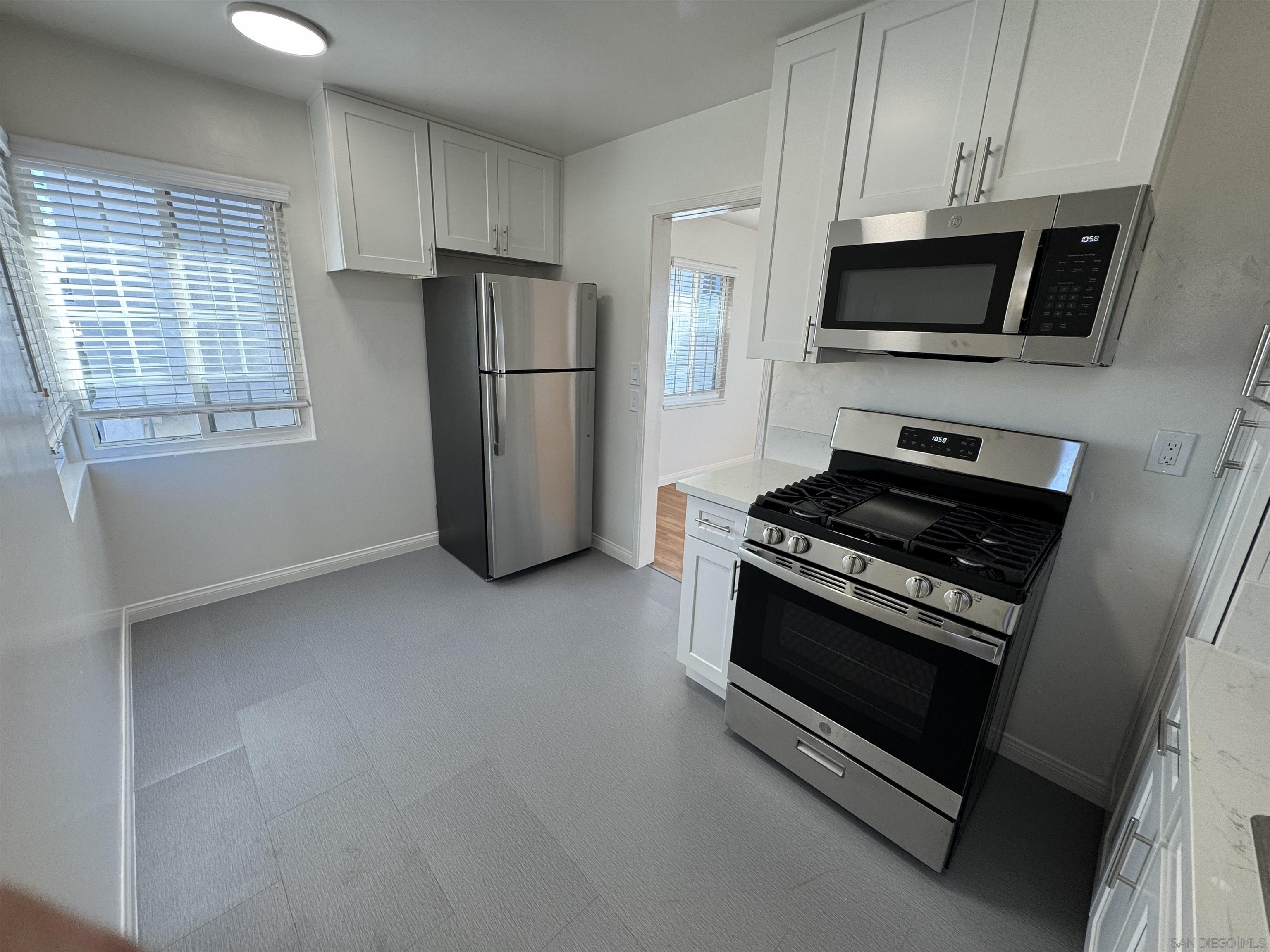 Detail Gallery Image 10 of 14 For 5062.5  Santa Monica Ave  5062.5, San Diego,  CA 92107 - 2 Beds | 1 Baths