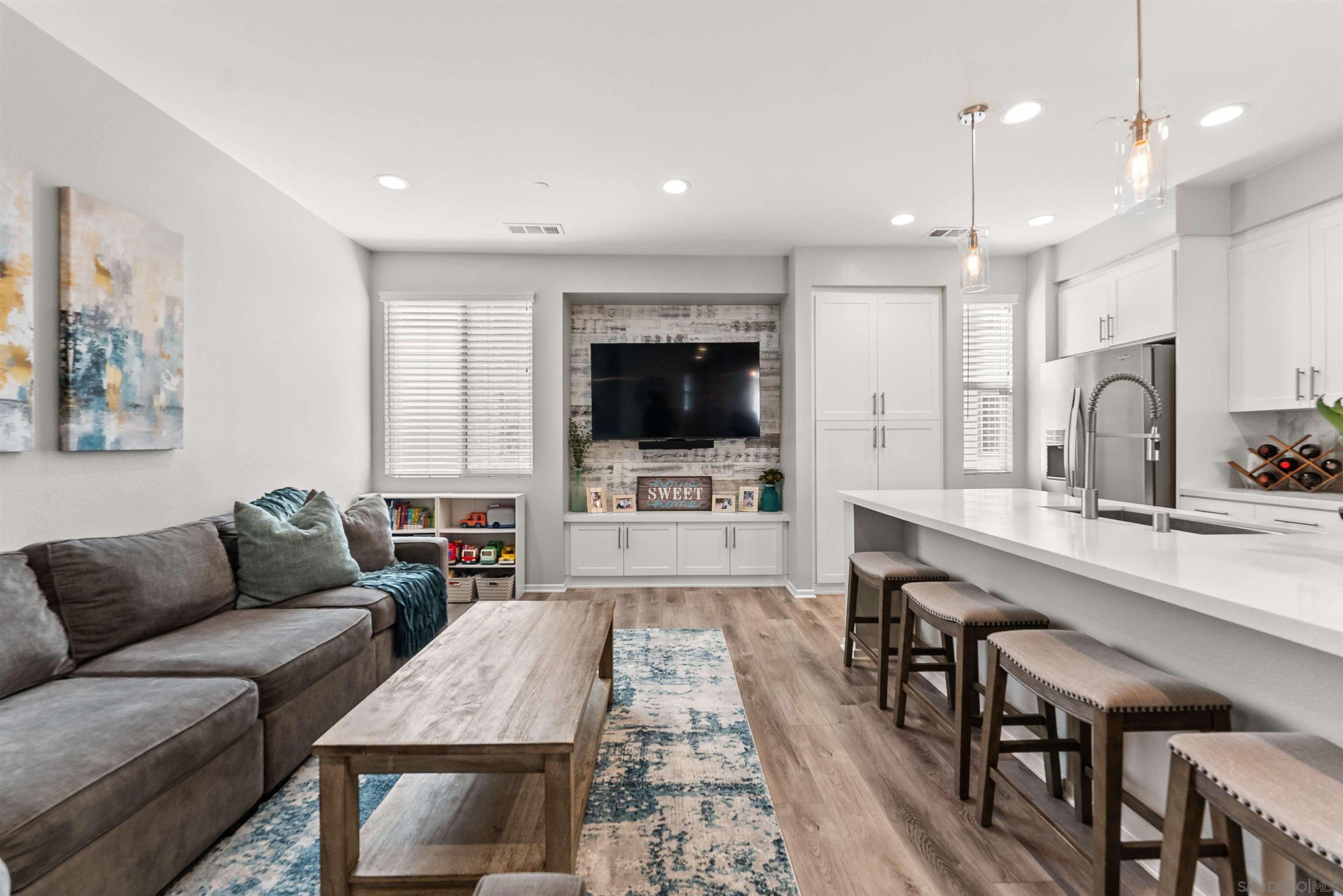 Detail Gallery Image 13 of 40 For 1291  via Lucero, Oceanside,  CA 92056 - 3 Beds | 4 Baths