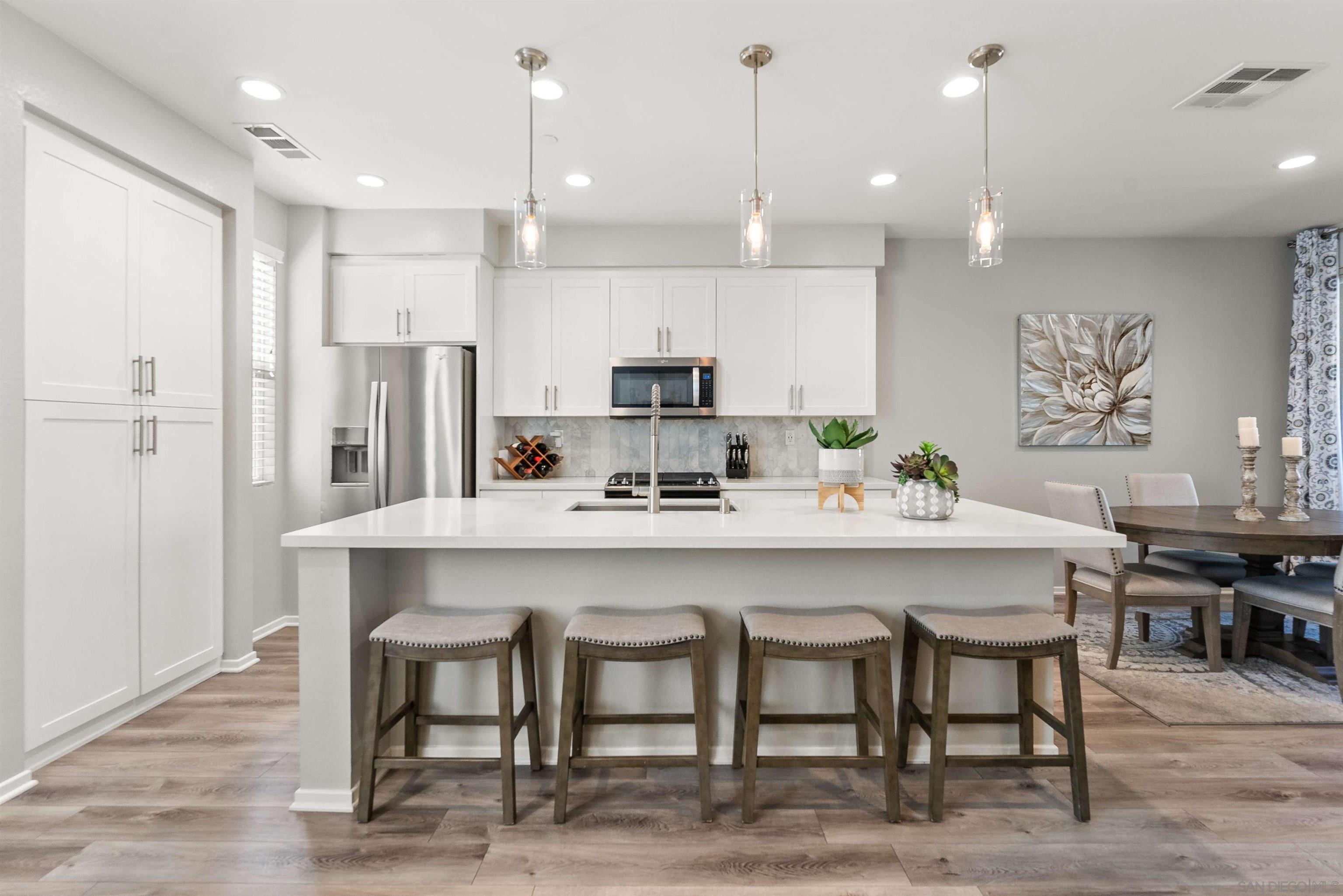 Detail Gallery Image 14 of 40 For 1291  via Lucero, Oceanside,  CA 92056 - 3 Beds | 4 Baths