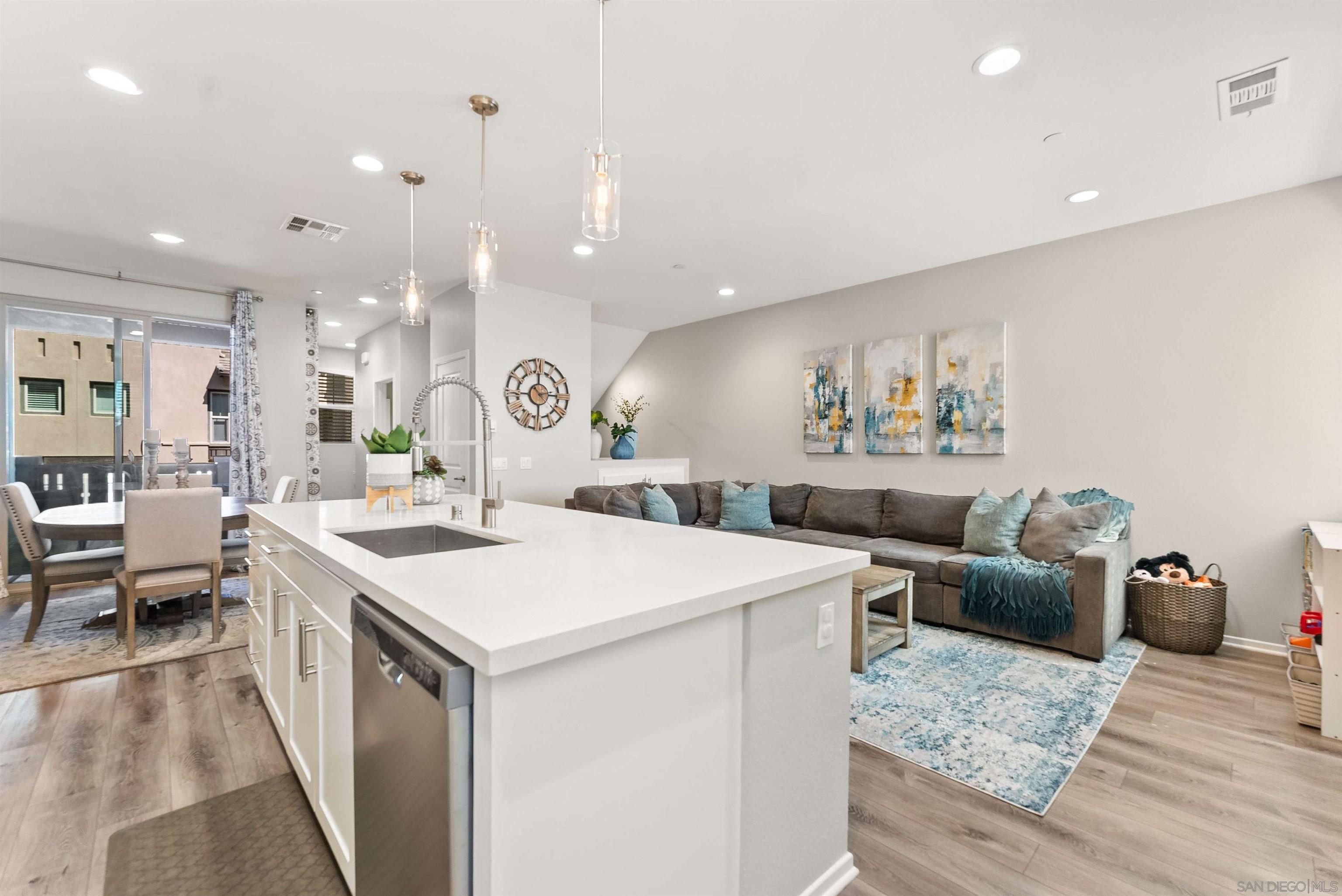 Detail Gallery Image 16 of 40 For 1291  via Lucero, Oceanside,  CA 92056 - 3 Beds | 4 Baths