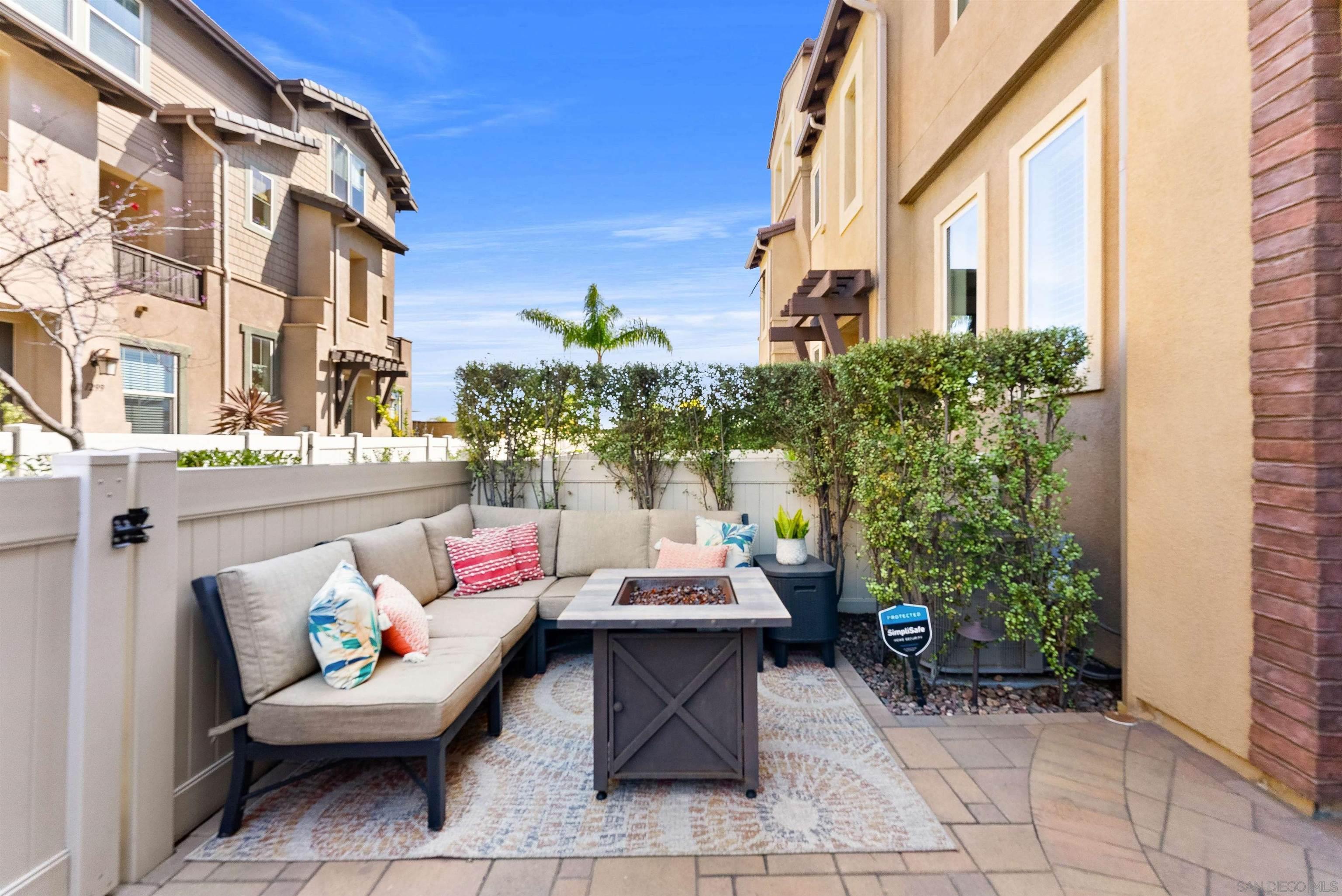 Detail Gallery Image 3 of 40 For 1291  via Lucero, Oceanside,  CA 92056 - 3 Beds | 4 Baths