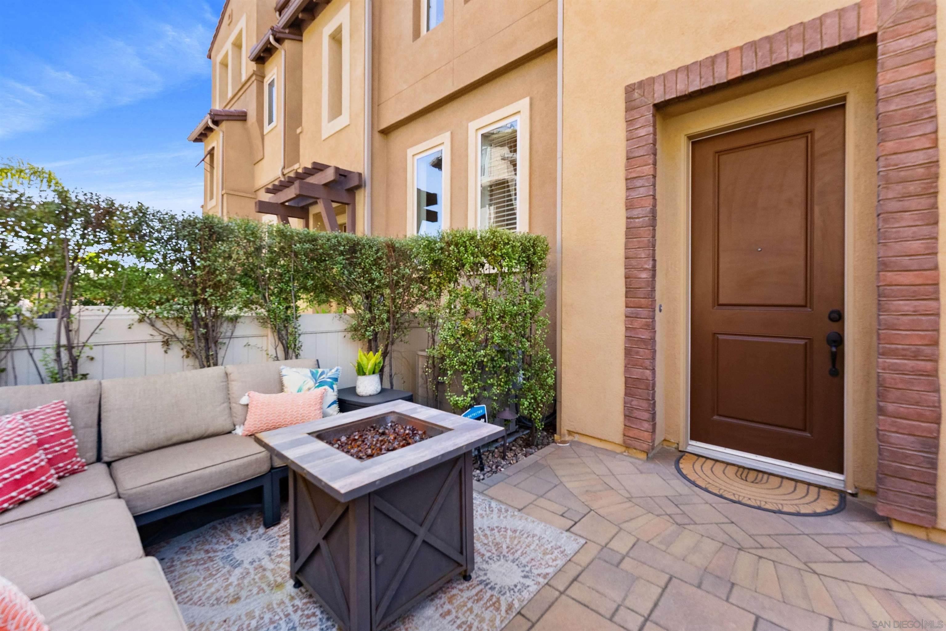 Detail Gallery Image 4 of 40 For 1291  via Lucero, Oceanside,  CA 92056 - 3 Beds | 4 Baths