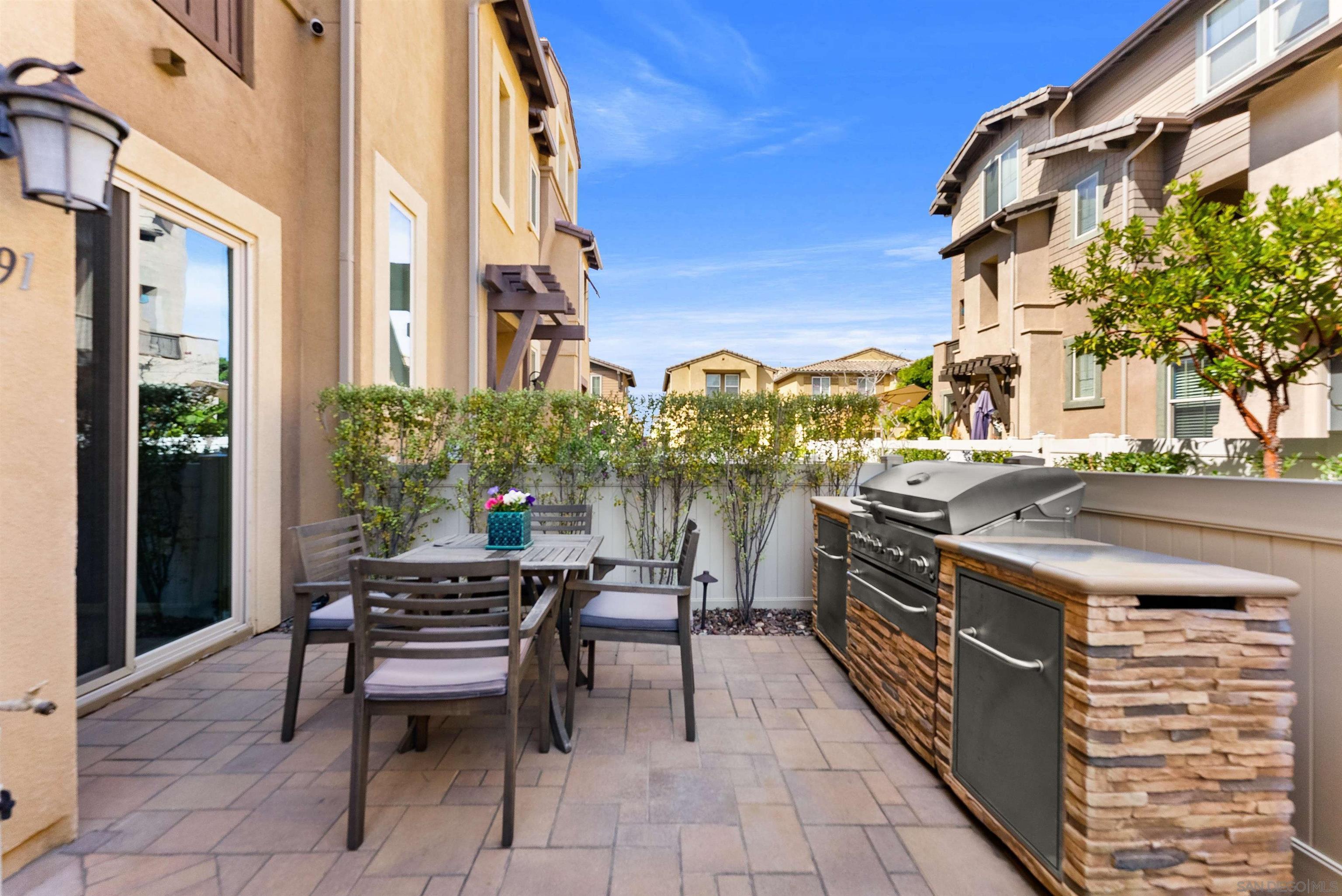 Detail Gallery Image 6 of 40 For 1291  via Lucero, Oceanside,  CA 92056 - 3 Beds | 4 Baths