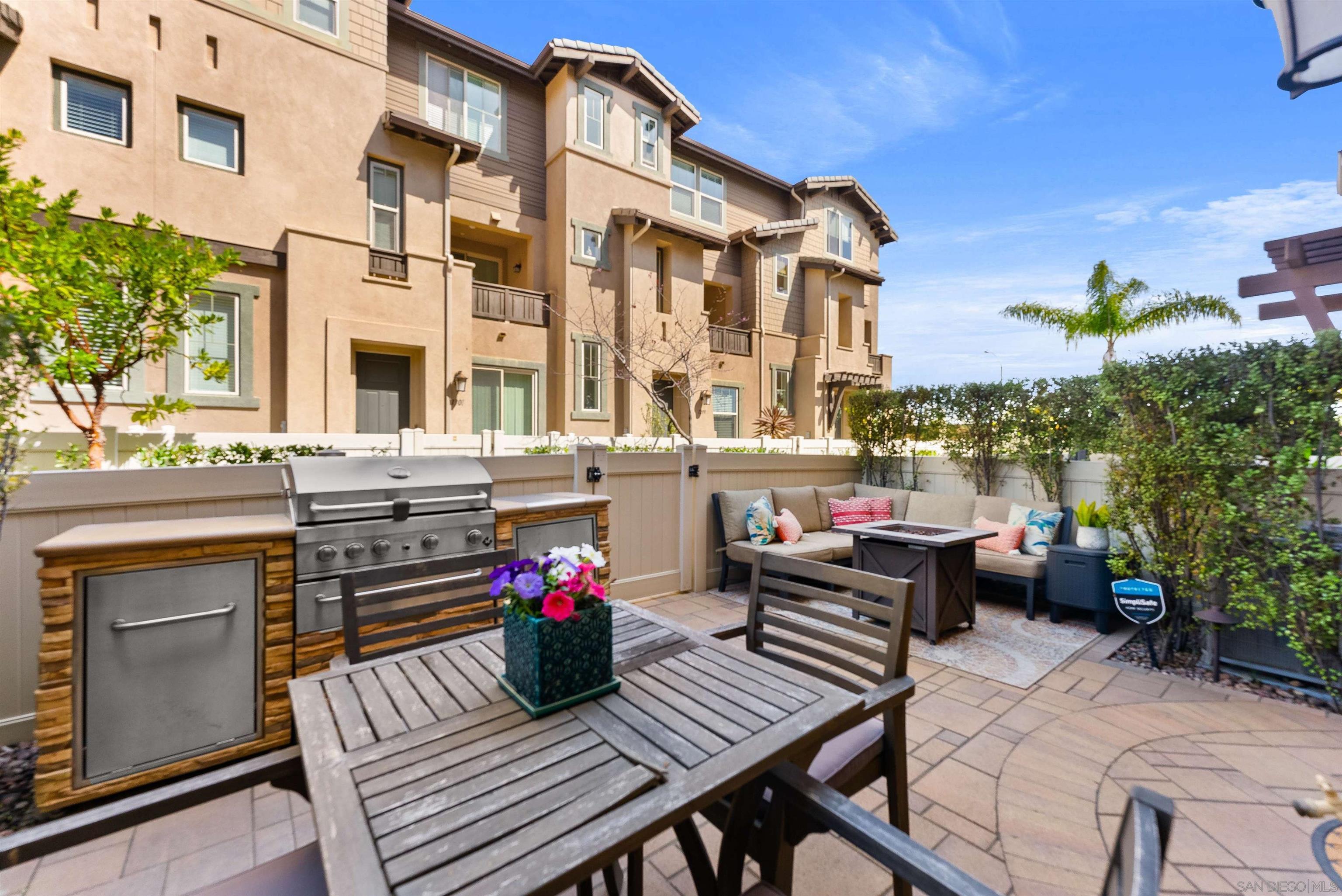 Detail Gallery Image 7 of 40 For 1291  via Lucero, Oceanside,  CA 92056 - 3 Beds | 4 Baths