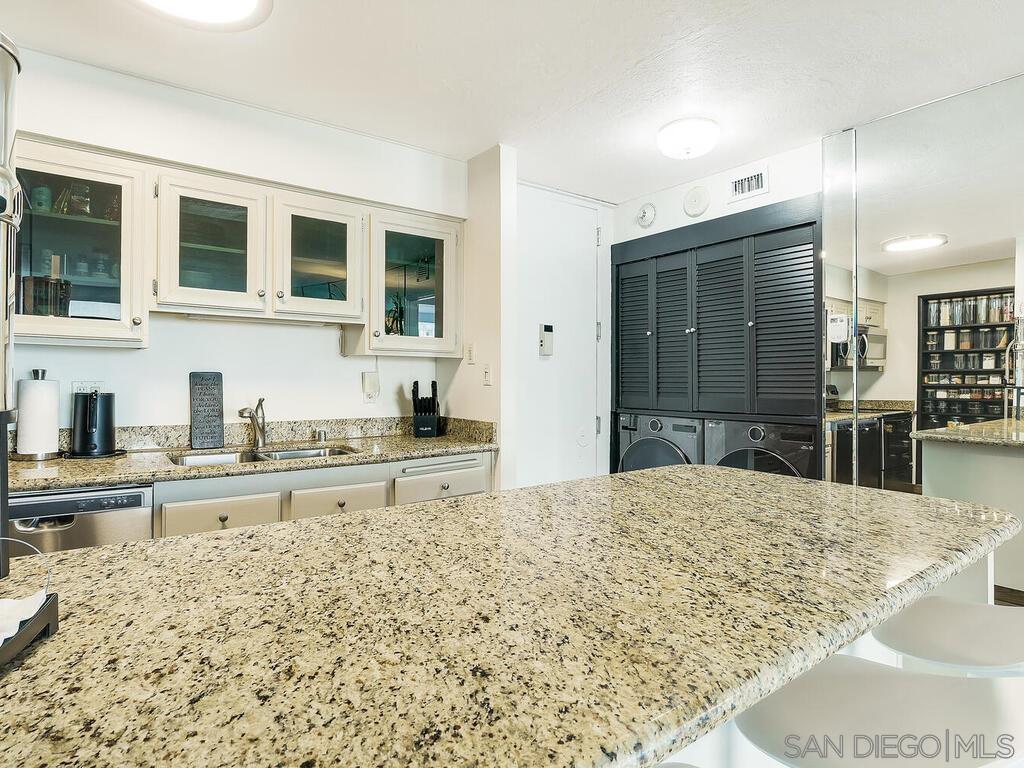 Detail Gallery Image 12 of 30 For 1830  Avenida Del Mundo  #403,  Coronado,  CA 92118 - 1 Beds | 1 Baths