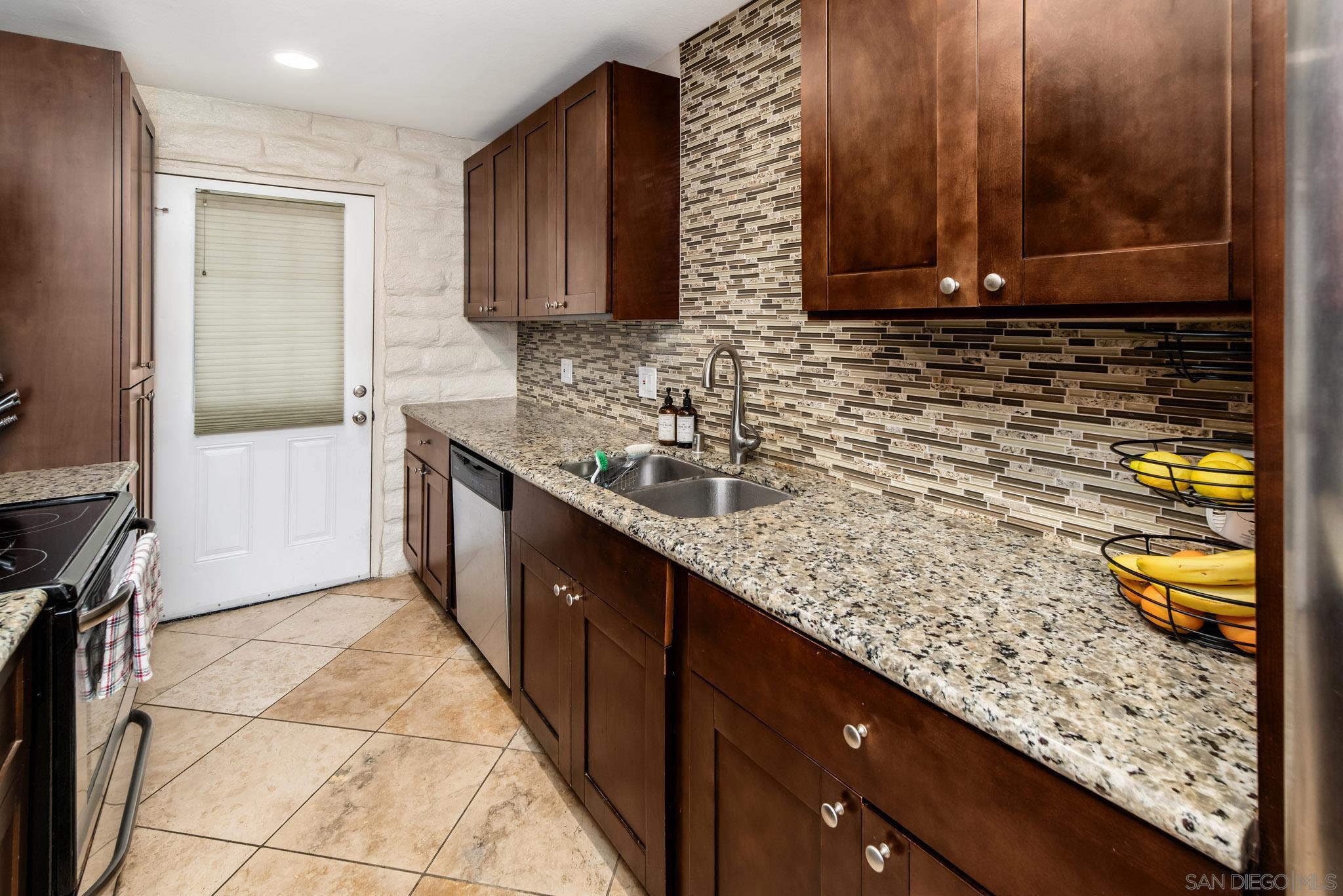 Detail Gallery Image 11 of 36 For 2544  Navarra Dr  #4,  Carlsbad,  CA 92009 - 2 Beds | 2 Baths