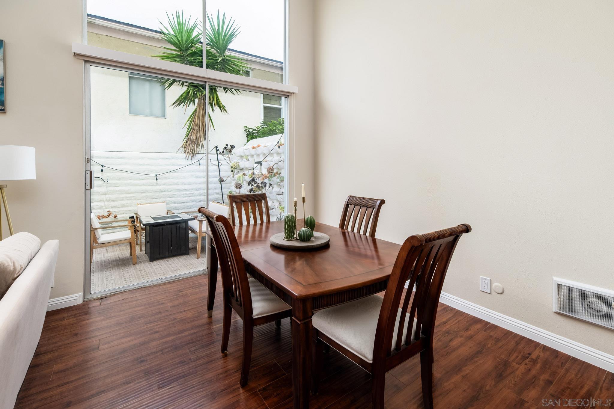 Detail Gallery Image 5 of 36 For 2544  Navarra Dr  #4,  Carlsbad,  CA 92009 - 2 Beds | 2 Baths