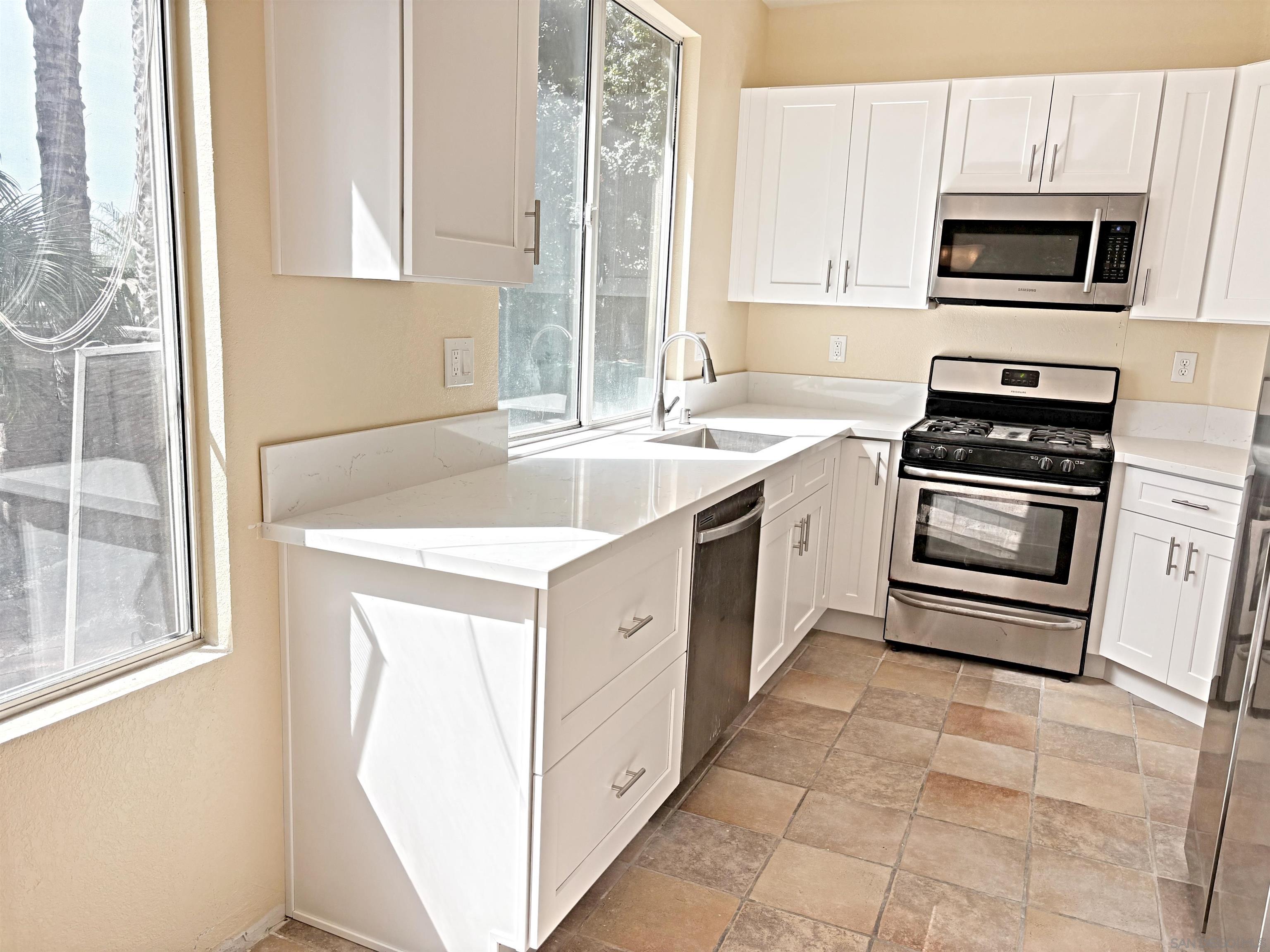 Detail Gallery Image 2 of 24 For 4065  Ivey Vista Way, Oceanside,  CA 92057 - 3 Beds | 2/1 Baths