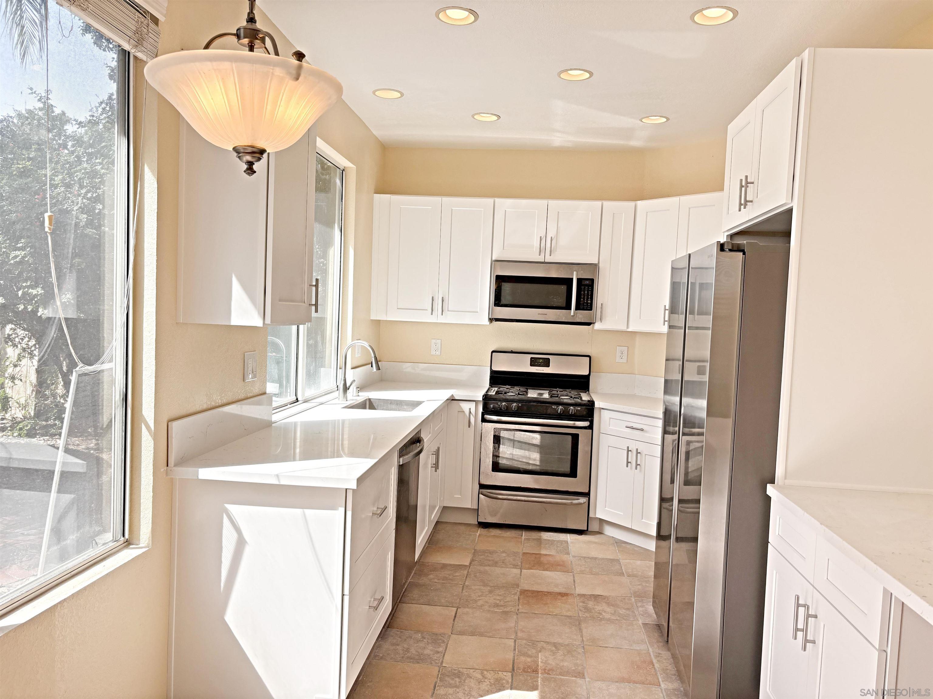 Detail Gallery Image 3 of 24 For 4065  Ivey Vista Way, Oceanside,  CA 92057 - 3 Beds | 2/1 Baths