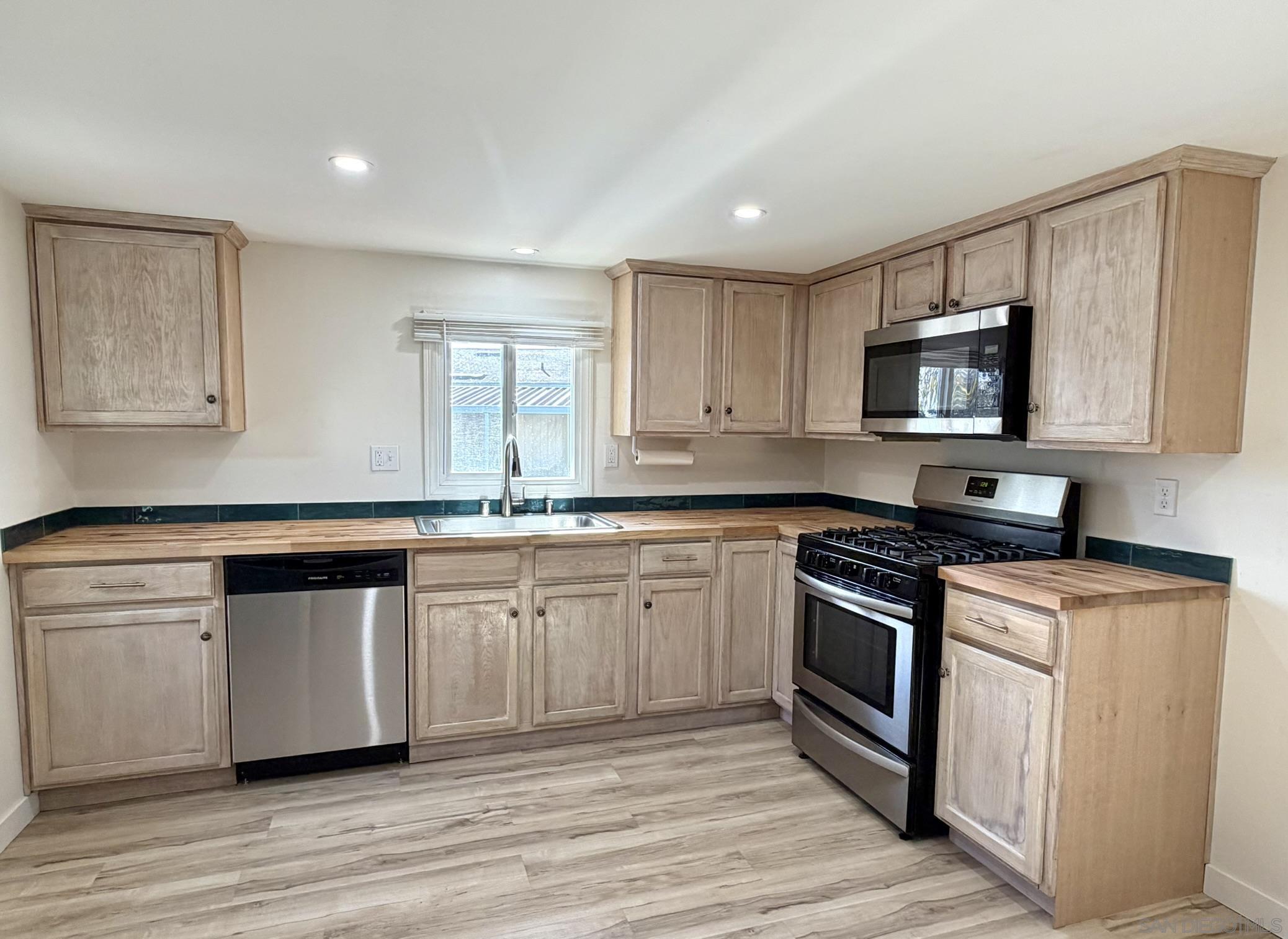 Detail Gallery Image 2 of 26 For 6460  Convoy Ct  #126,  San Diego,  CA 92117 - 2 Beds | 1 Baths