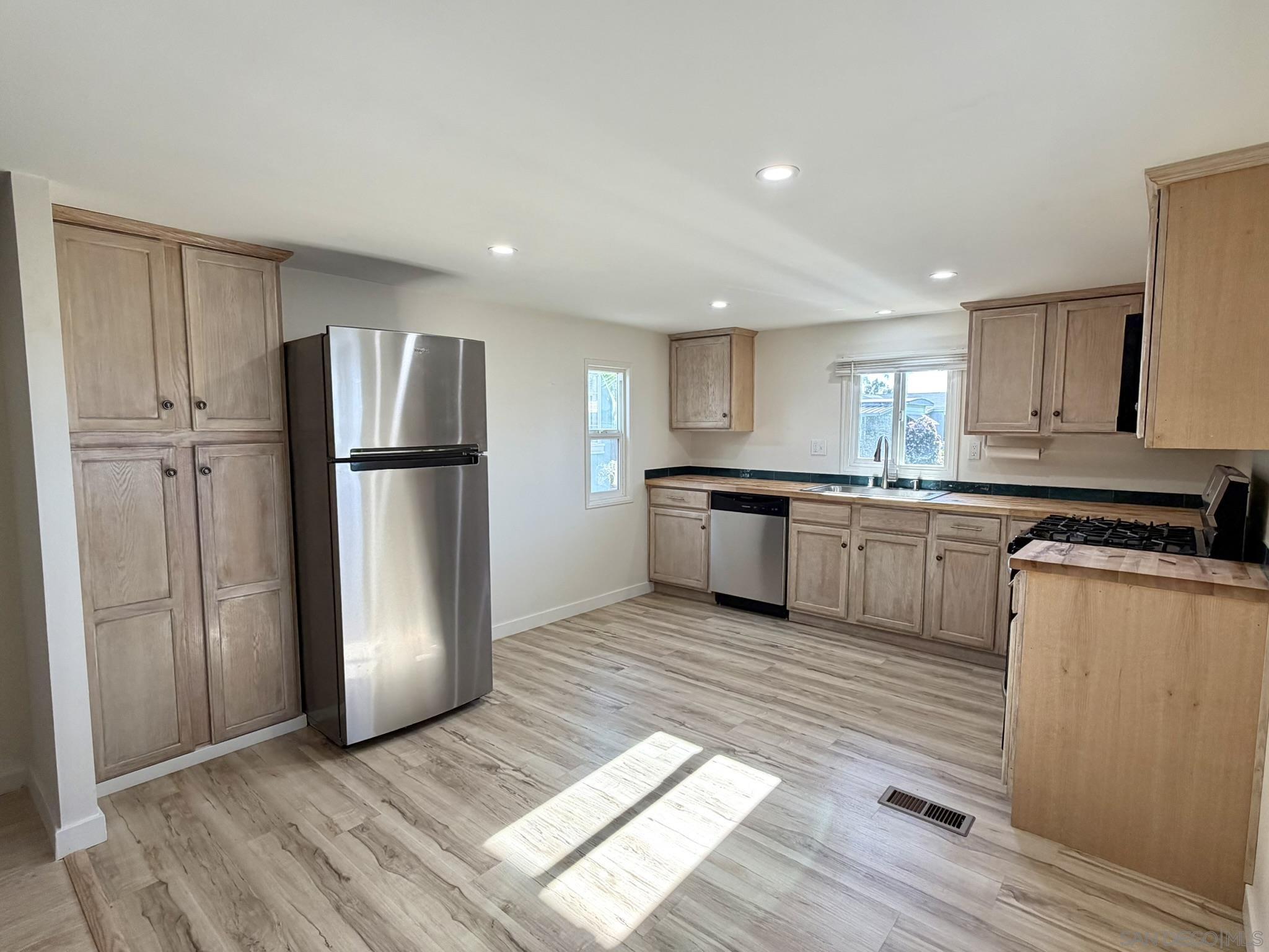 Detail Gallery Image 4 of 26 For 6460  Convoy Ct  #126,  San Diego,  CA 92117 - 2 Beds | 1 Baths