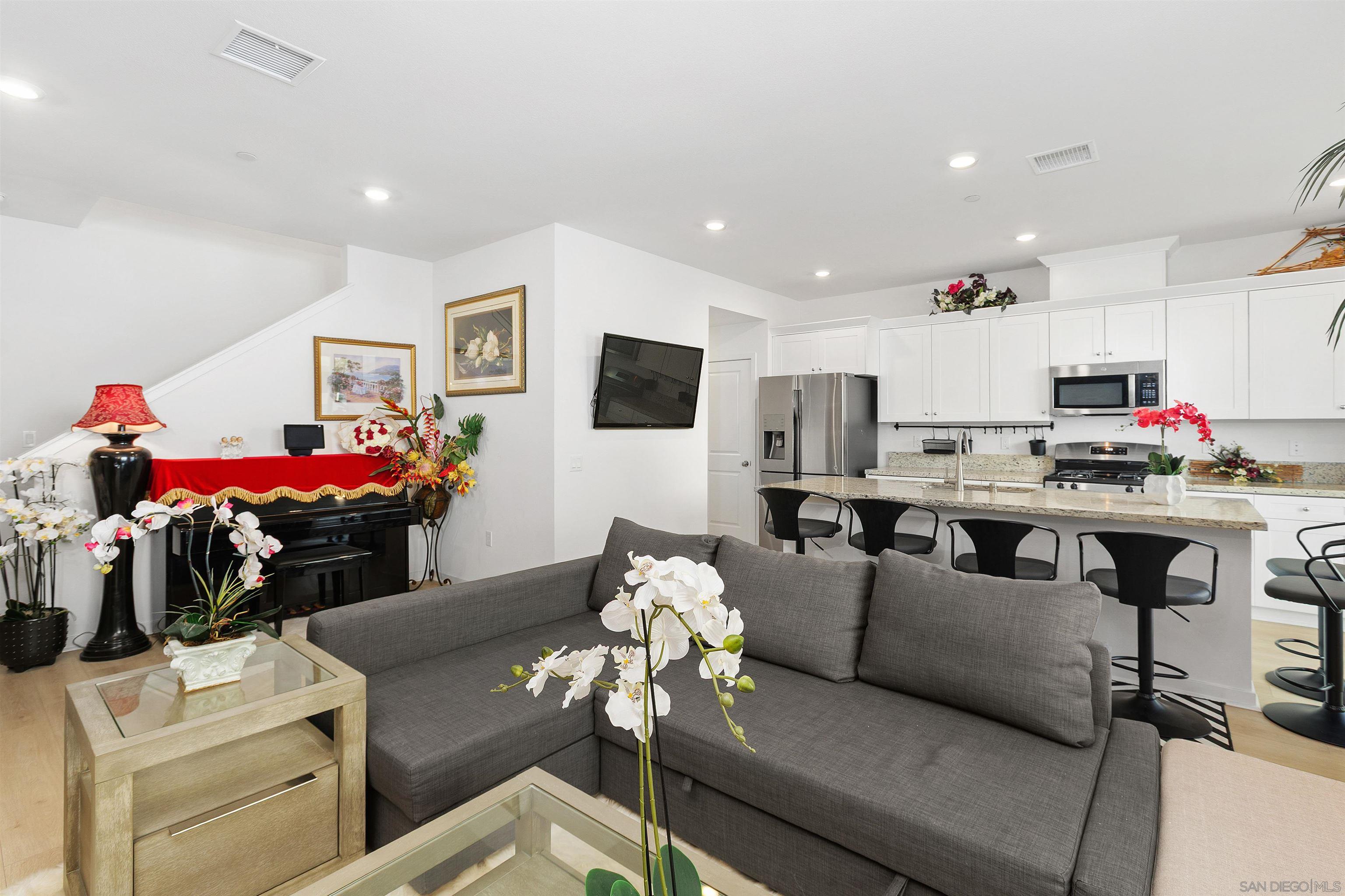 Detail Gallery Image 6 of 32 For 32612  Manhattan Ave, Winchester,  CA 92596 - 3 Beds | 2/1 Baths