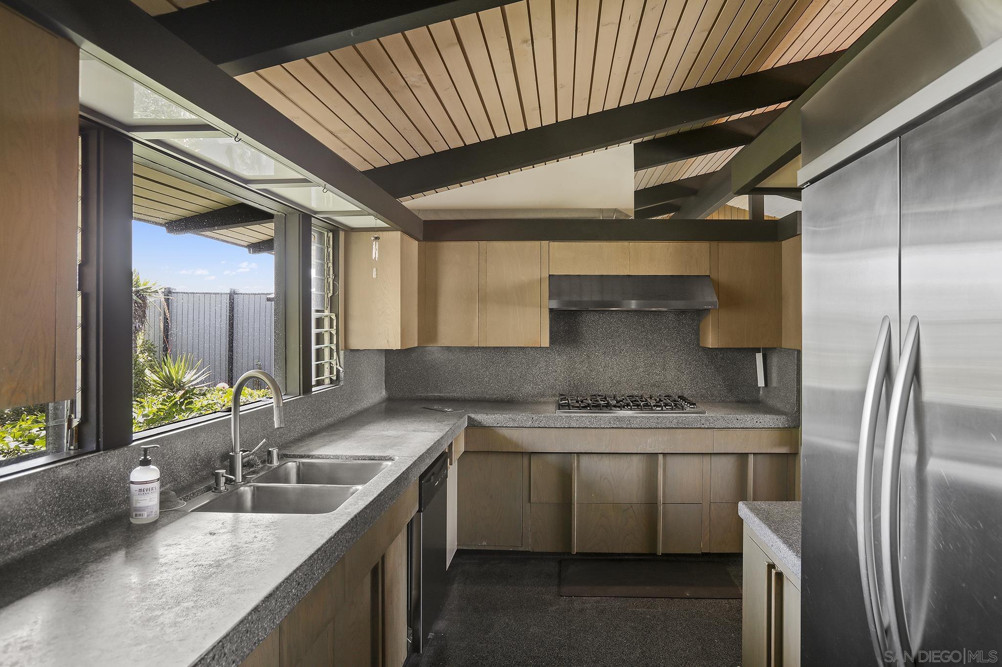 Detail Gallery Image 11 of 30 For 7105  Country Club Dr, La Jolla,  CA 92037 - 3 Beds | 2/1 Baths