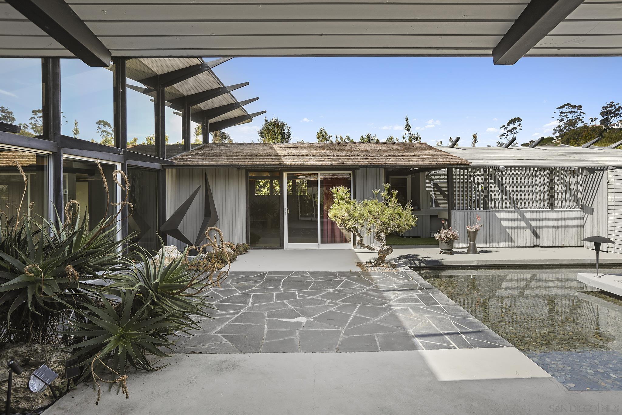 Detail Gallery Image 12 of 30 For 7105  Country Club Dr, La Jolla,  CA 92037 - 3 Beds | 2/1 Baths