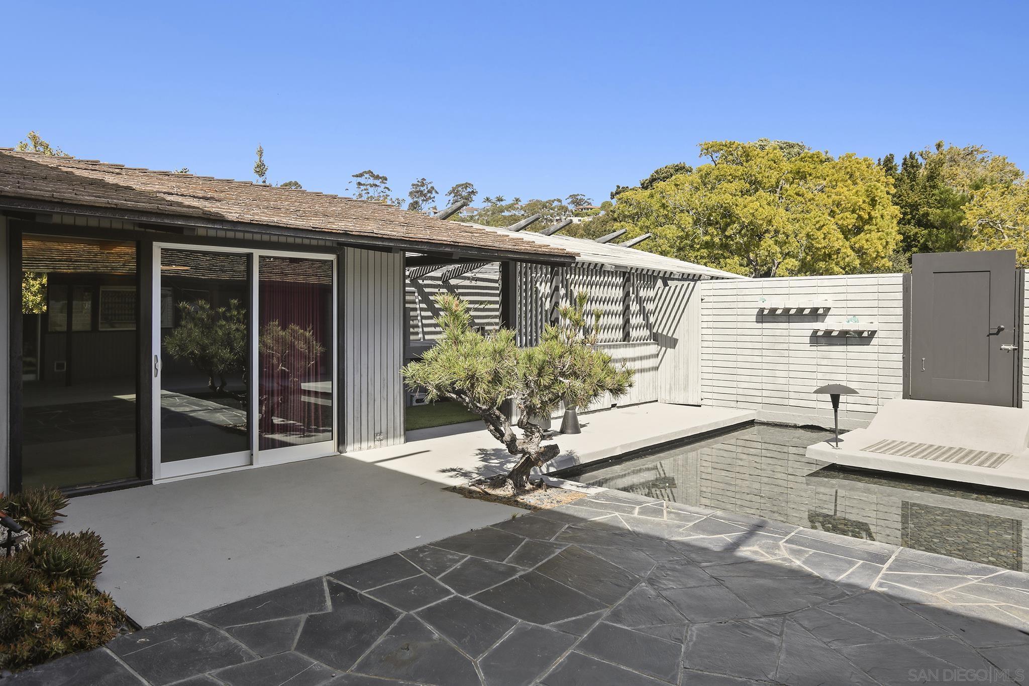 Detail Gallery Image 13 of 30 For 7105  Country Club Dr, La Jolla,  CA 92037 - 3 Beds | 2/1 Baths