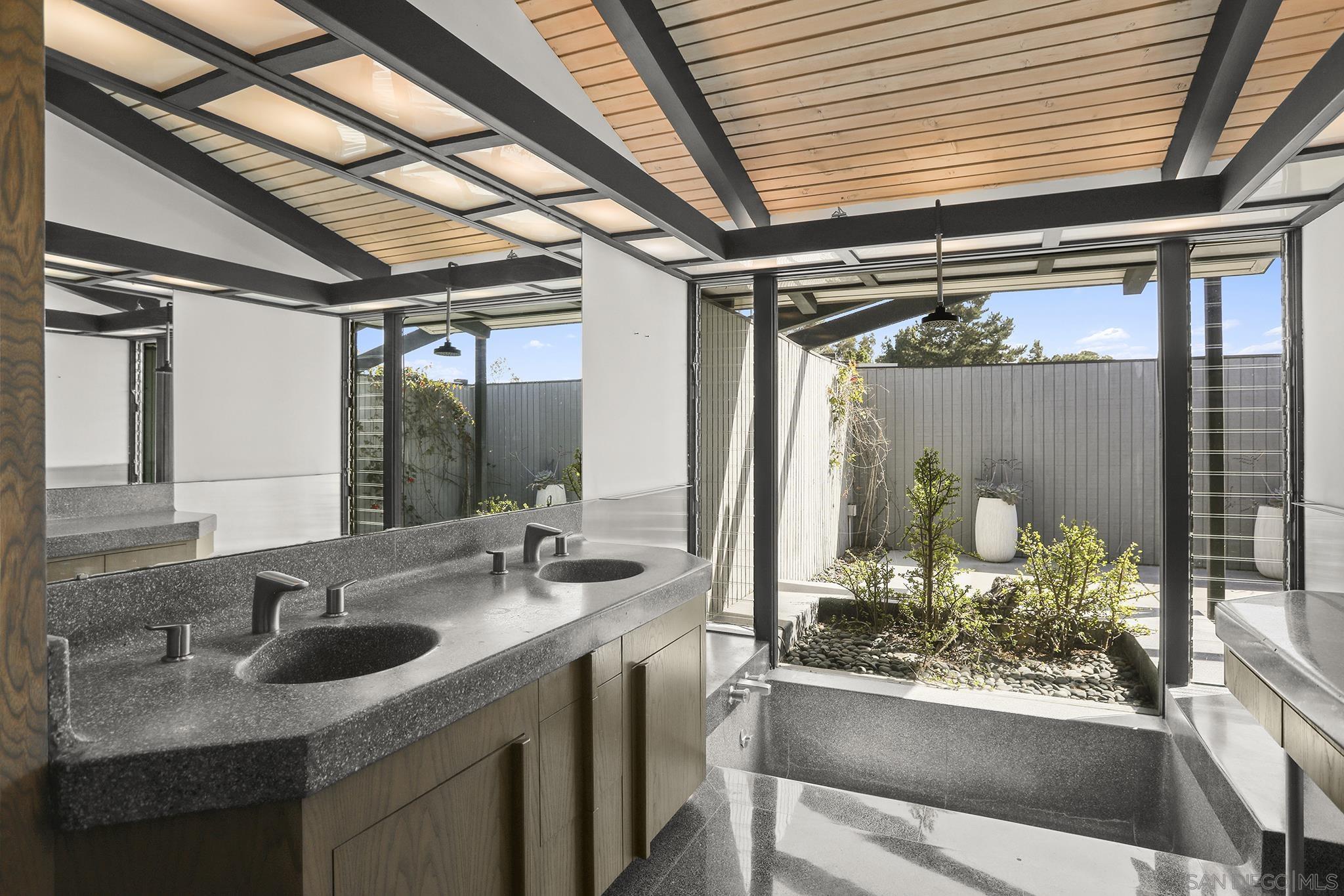 Detail Gallery Image 16 of 30 For 7105  Country Club Dr, La Jolla,  CA 92037 - 3 Beds | 2/1 Baths