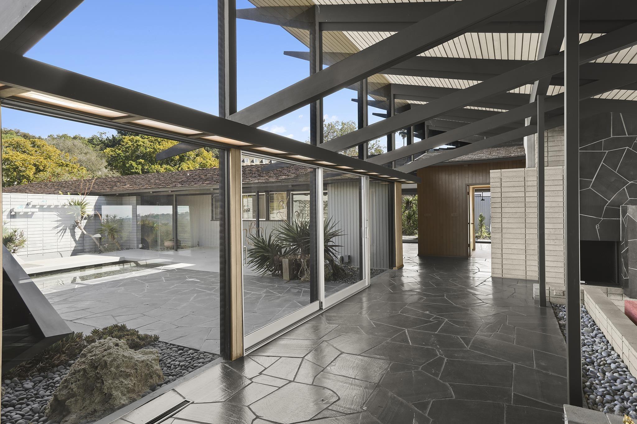 Detail Gallery Image 23 of 30 For 7105  Country Club Dr, La Jolla,  CA 92037 - 3 Beds | 2/1 Baths