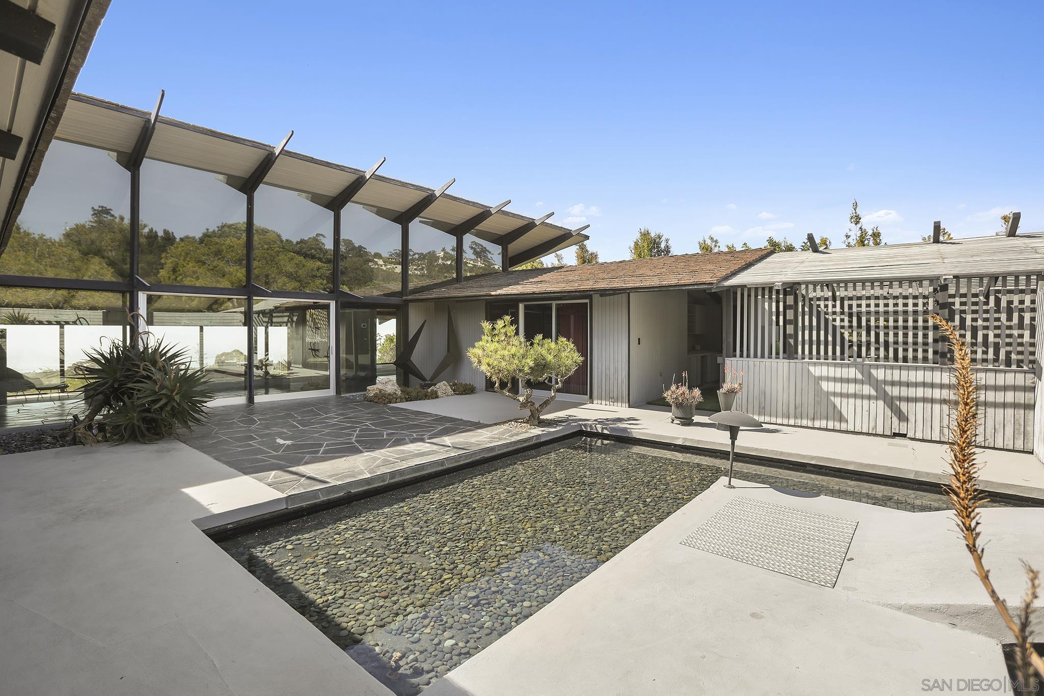 Detail Gallery Image 4 of 30 For 7105  Country Club Dr, La Jolla,  CA 92037 - 3 Beds | 2/1 Baths