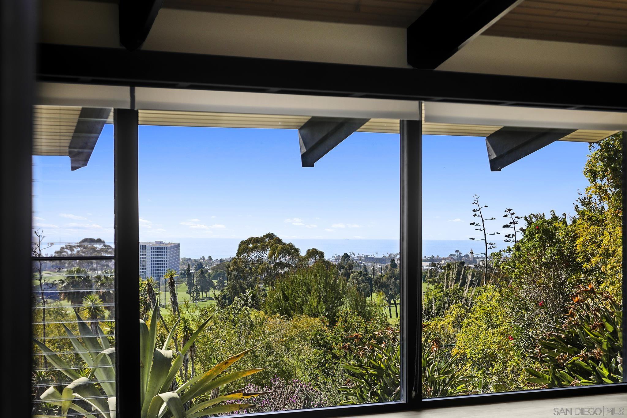 Detail Gallery Image 5 of 30 For 7105  Country Club Dr, La Jolla,  CA 92037 - 3 Beds | 2/1 Baths