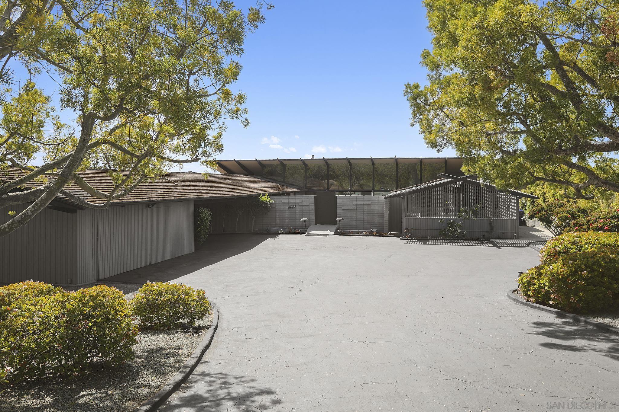 Detail Gallery Image 6 of 30 For 7105  Country Club Dr, La Jolla,  CA 92037 - 3 Beds | 2/1 Baths