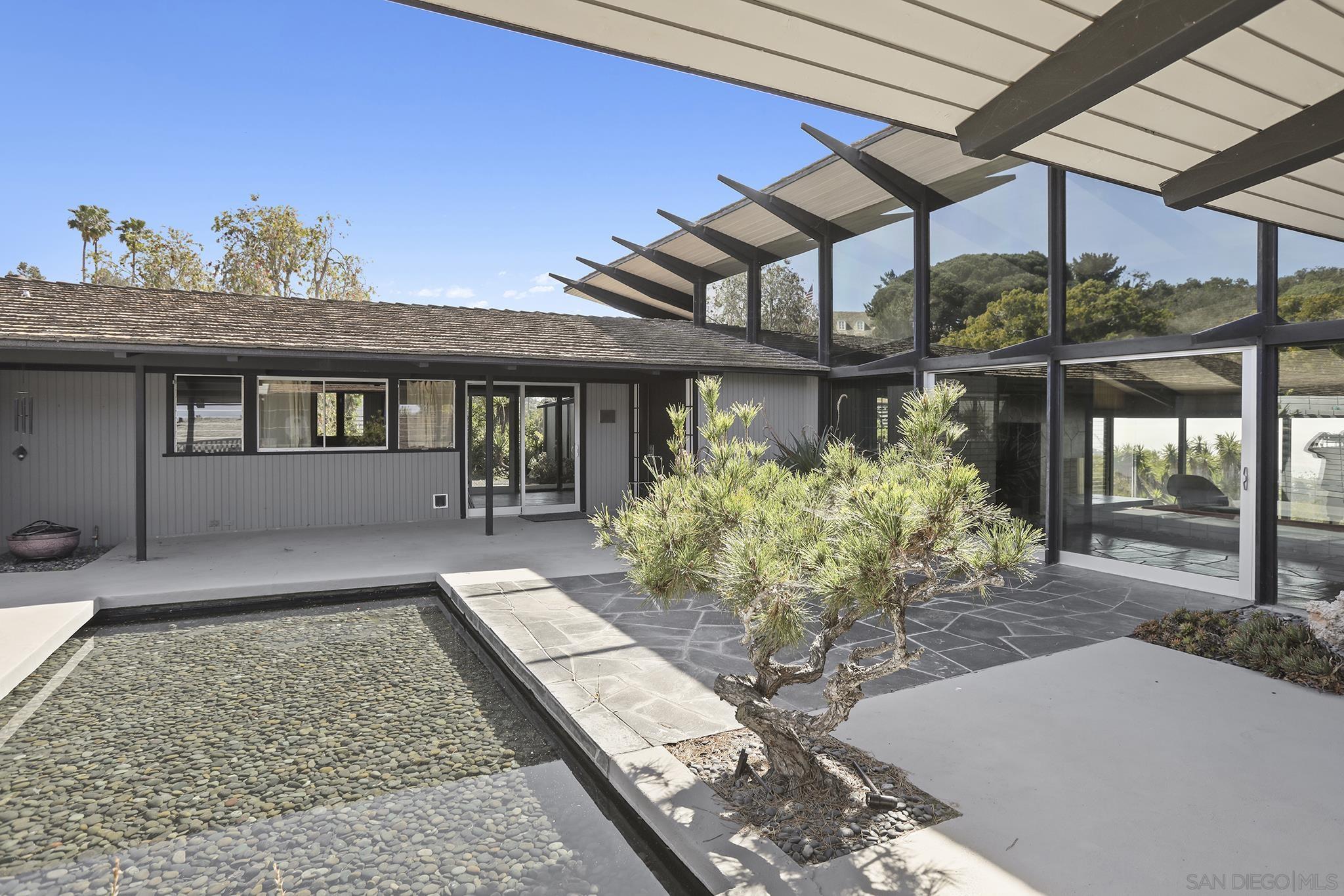 Detail Gallery Image 7 of 30 For 7105  Country Club Dr, La Jolla,  CA 92037 - 3 Beds | 2/1 Baths