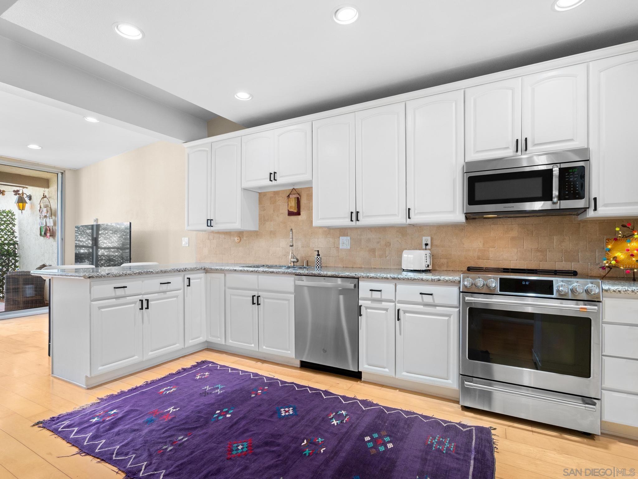 Detail Gallery Image 11 of 37 For 2400  Altisma Way  #B,  Carlsbad,  CA 92009 - 2 Beds | 2 Baths