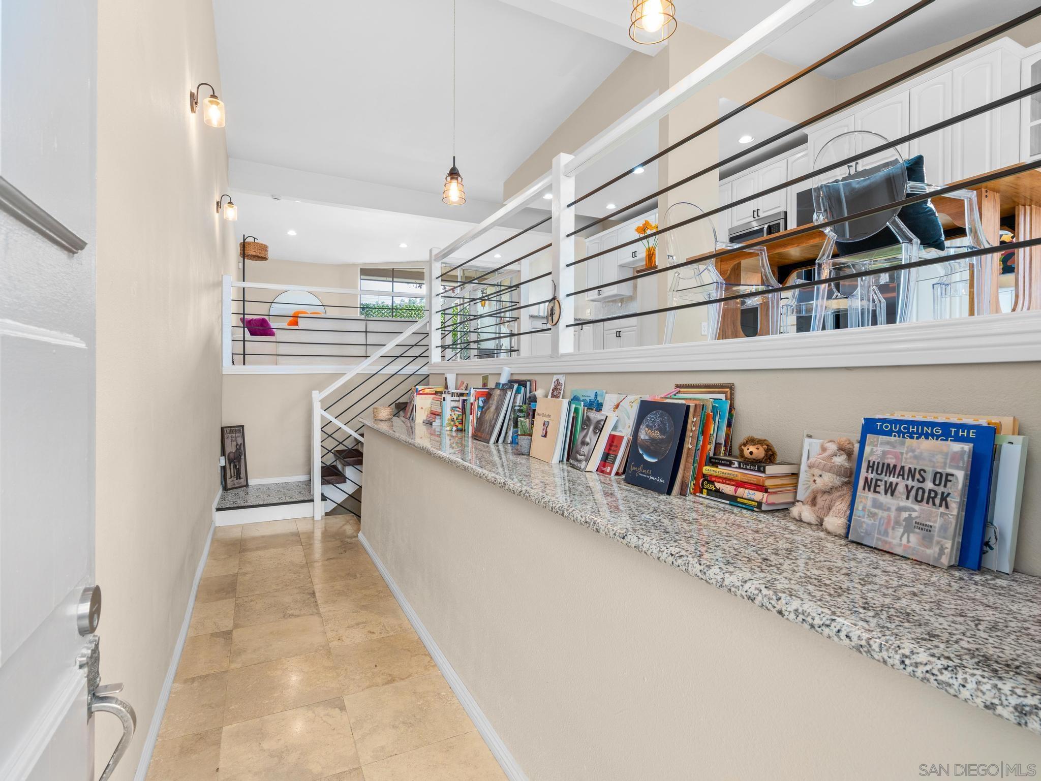 Detail Gallery Image 3 of 37 For 2400  Altisma Way  #B,  Carlsbad,  CA 92009 - 2 Beds | 2 Baths