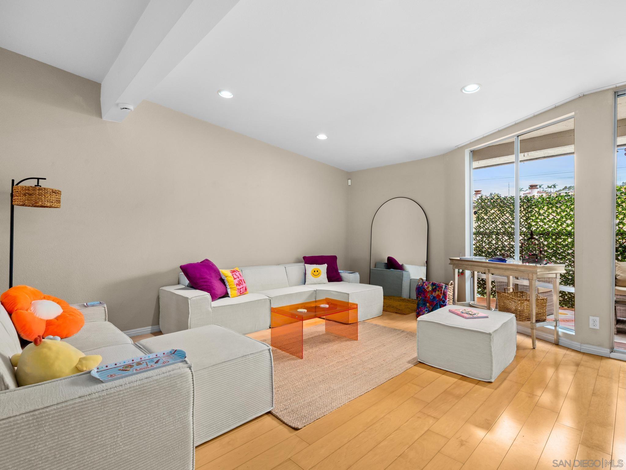 Detail Gallery Image 5 of 37 For 2400  Altisma Way  #B,  Carlsbad,  CA 92009 - 2 Beds | 2 Baths