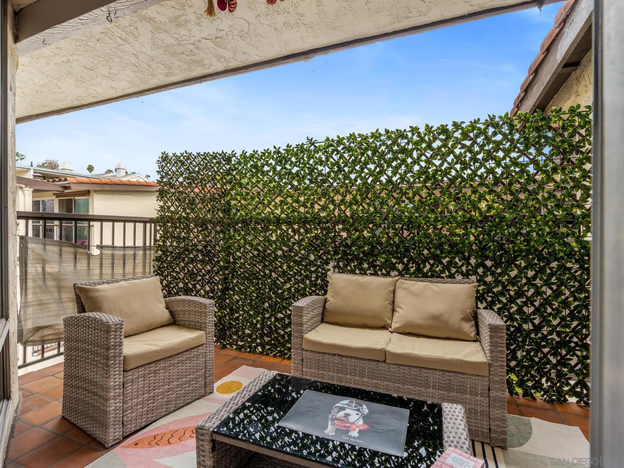 Detail Gallery Image 8 of 37 For 2400  Altisma Way  #B,  Carlsbad,  CA 92009 - 2 Beds | 2 Baths