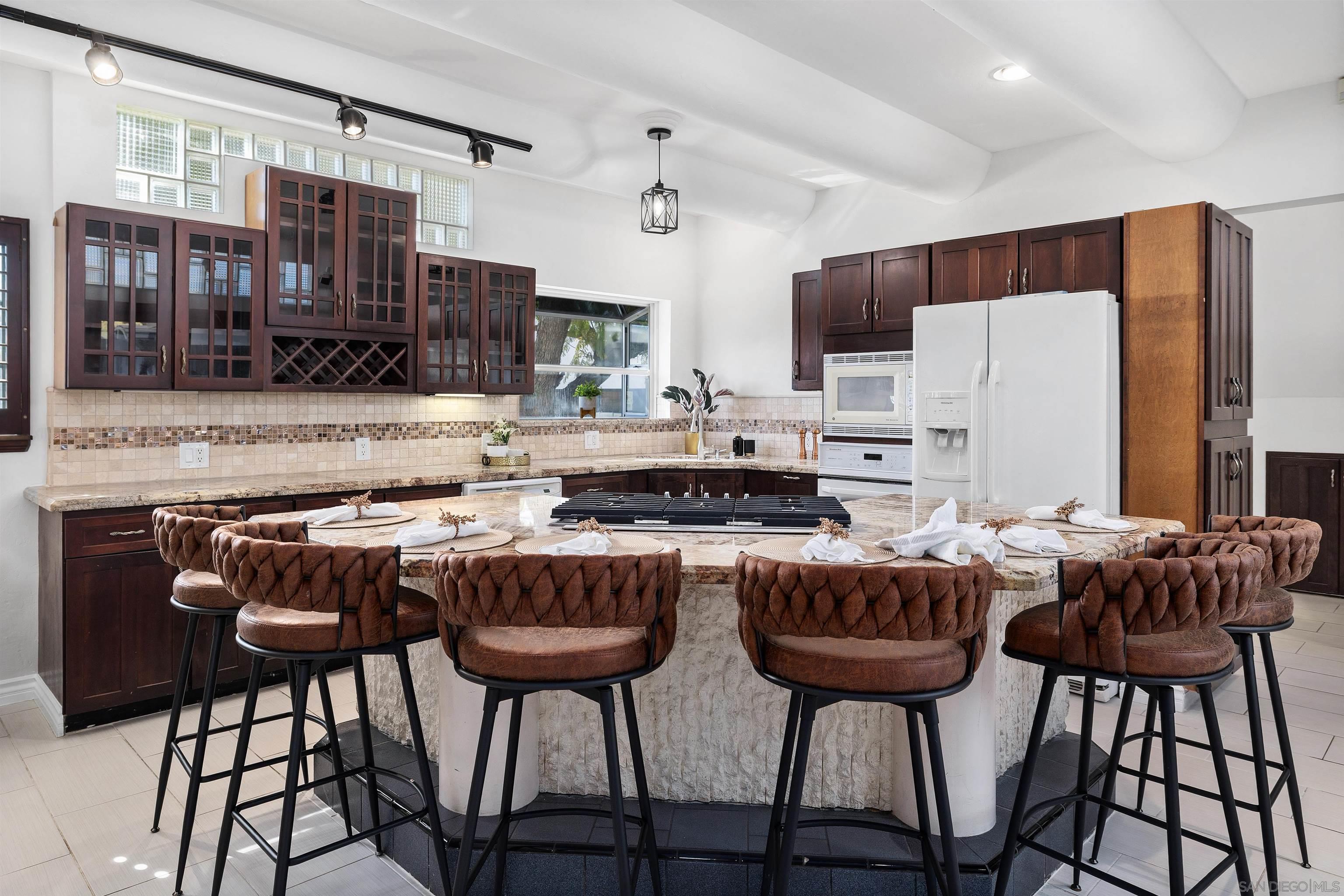 Detail Gallery Image 9 of 39 For 1564  Reed Ave, San Diego,  CA 92109 - 3 Beds | 2 Baths