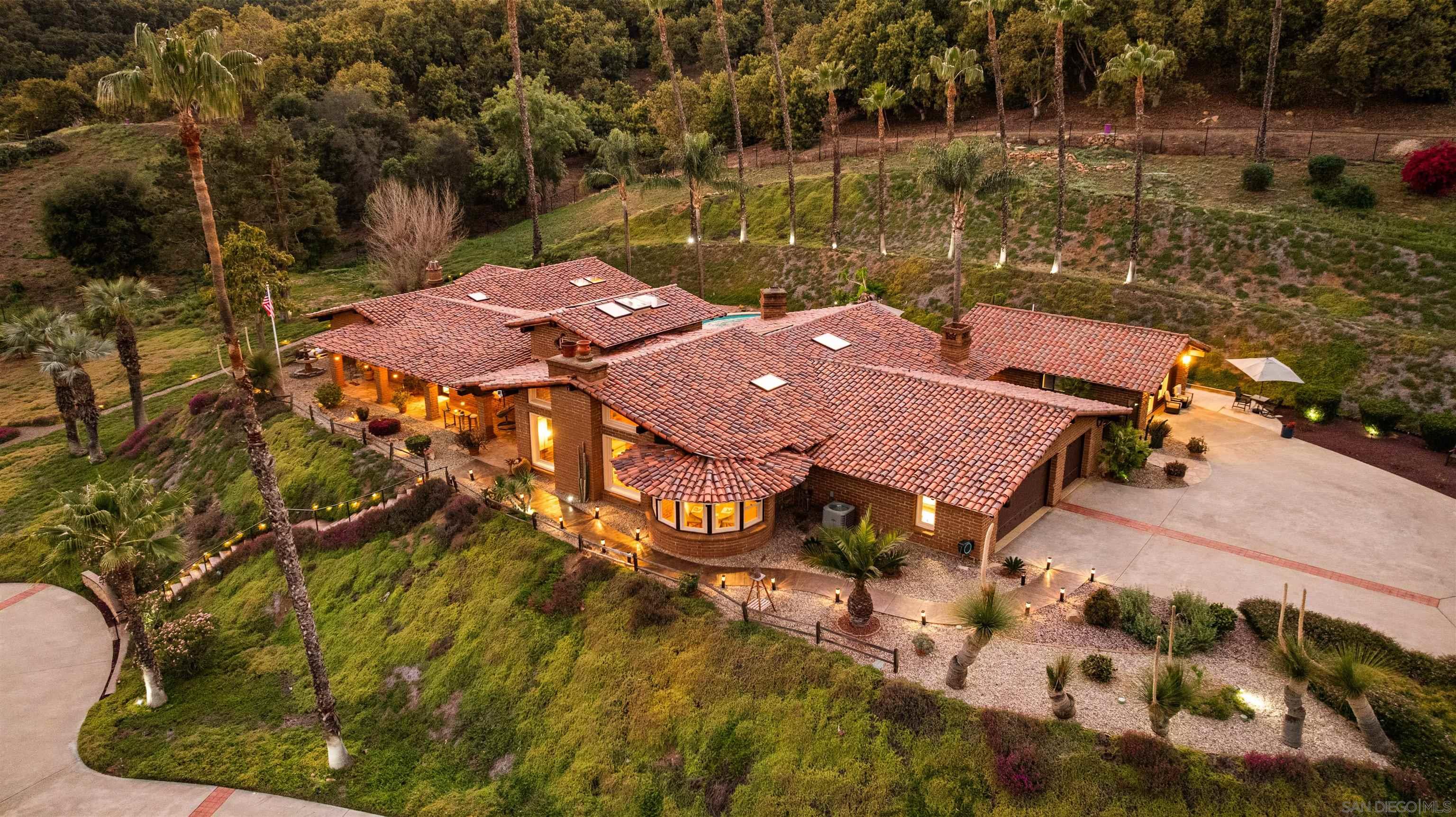 Detail Gallery Image 2 of 75 For 1951  Cloverdale Rd, Escondido,  CA 92027 - 4 Beds | 4/1 Baths