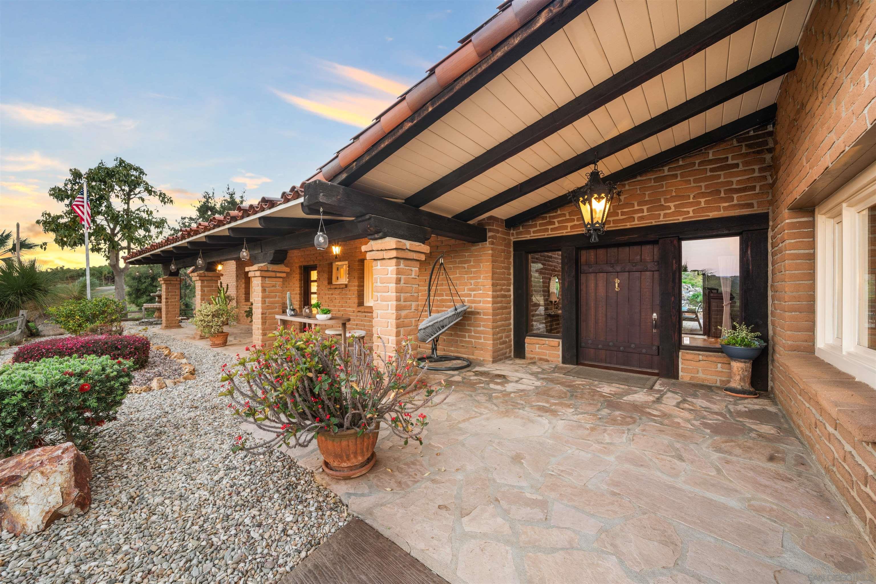 Detail Gallery Image 8 of 75 For 1951  Cloverdale Rd, Escondido,  CA 92027 - 4 Beds | 4/1 Baths