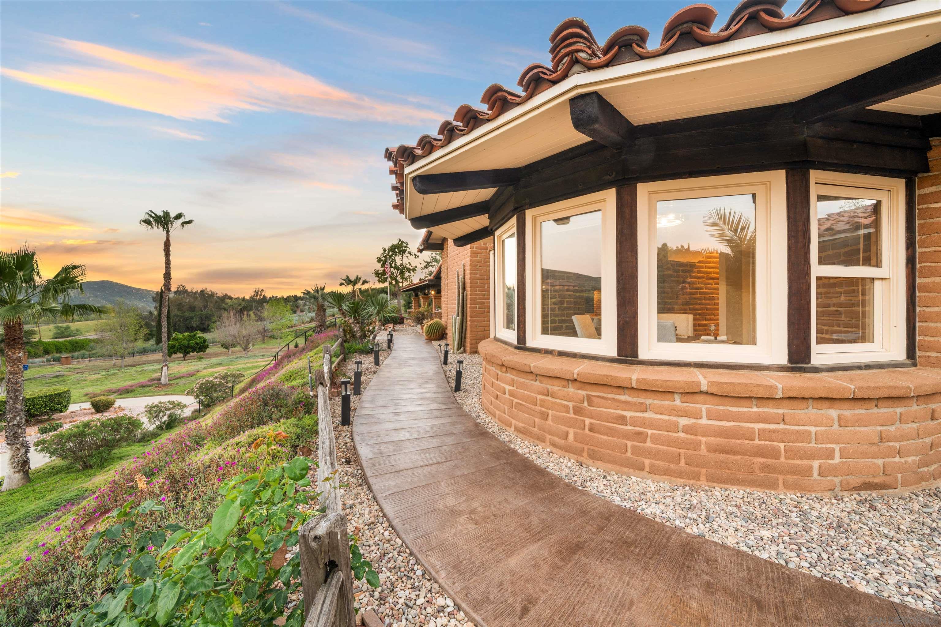 Detail Gallery Image 9 of 75 For 1951  Cloverdale Rd, Escondido,  CA 92027 - 4 Beds | 4/1 Baths