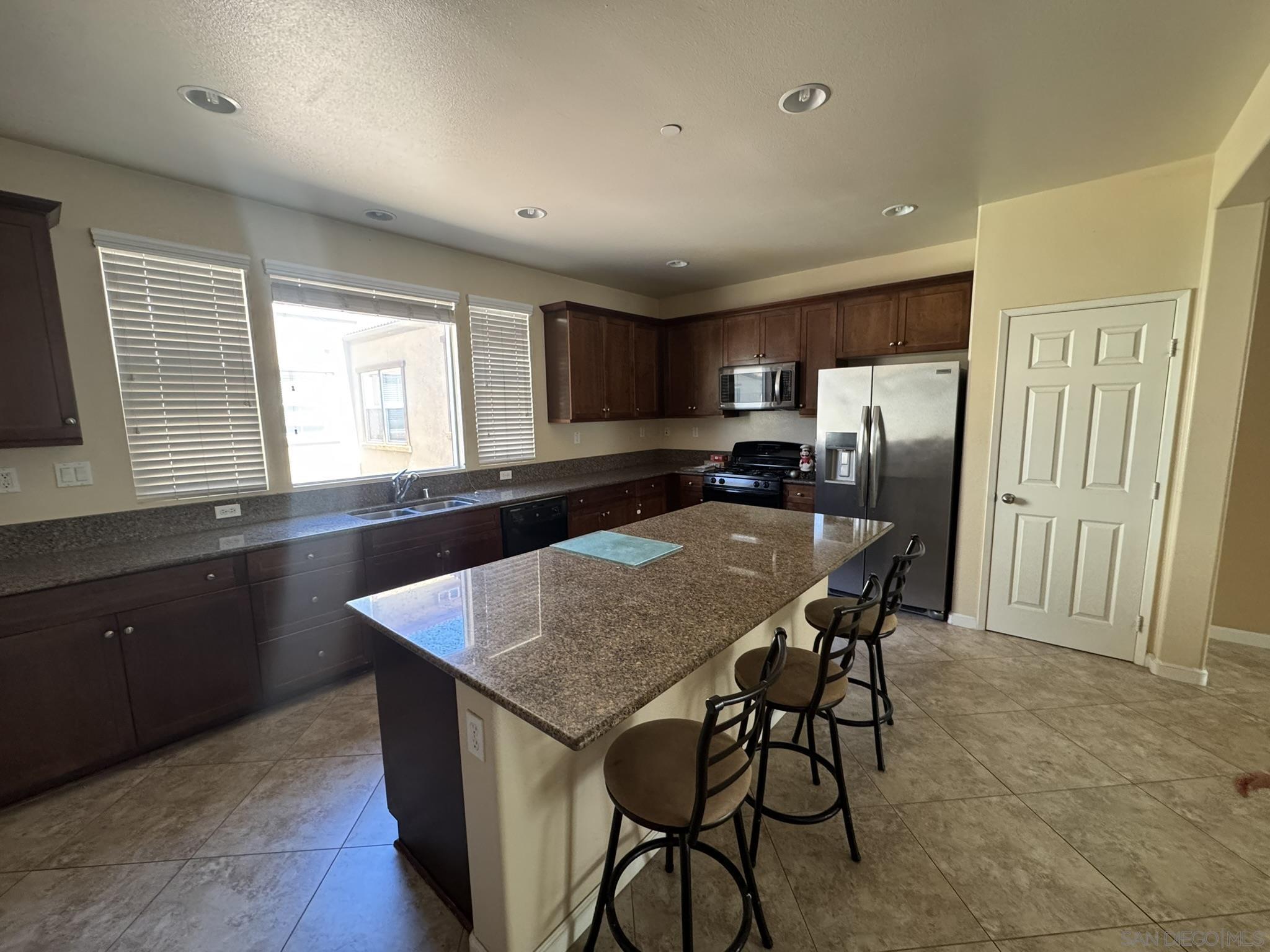 Detail Gallery Image 2 of 46 For 1206  Calabria St, Santee,  CA 92071 - 3 Beds | 3/1 Baths