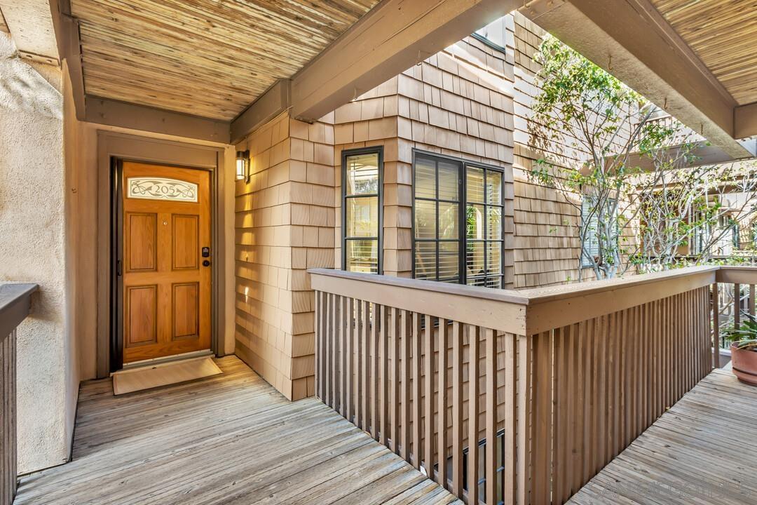 Detail Gallery Image 3 of 37 For 8870  Villa La Jolla Dr  #205,  La Jolla,  CA 92037 - 3 Beds | 2 Baths