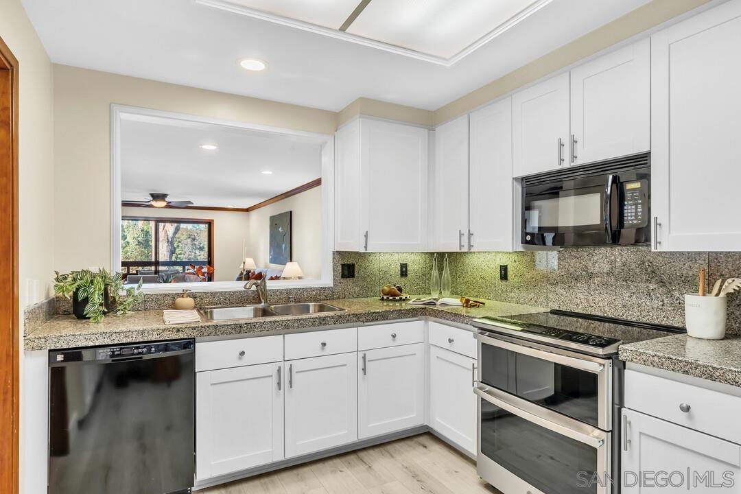 Detail Gallery Image 5 of 37 For 8870  Villa La Jolla Dr  #205,  La Jolla,  CA 92037 - 3 Beds | 2 Baths