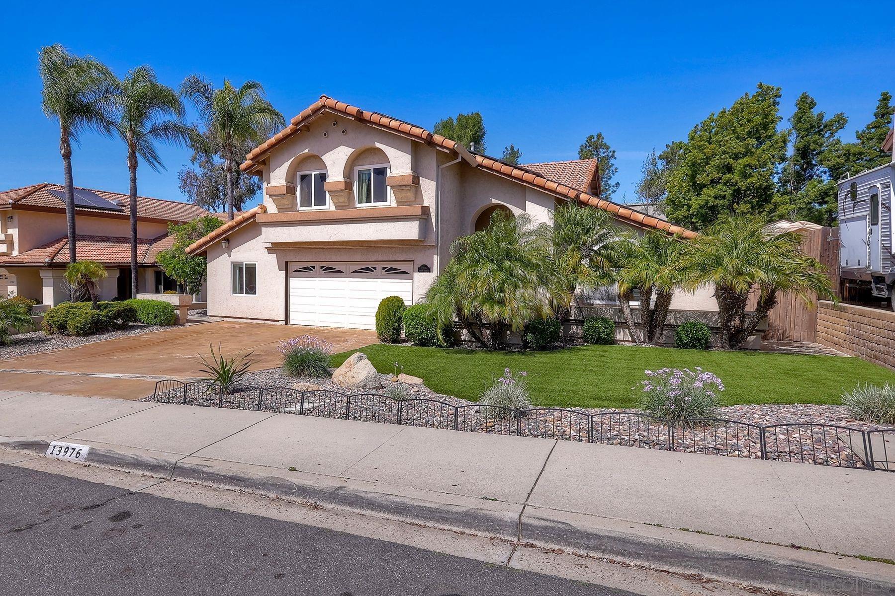 Detail Gallery Image 2 of 40 For 13976  Country Creek Rd, Poway,  CA 92064 - 4 Beds | 3/1 Baths