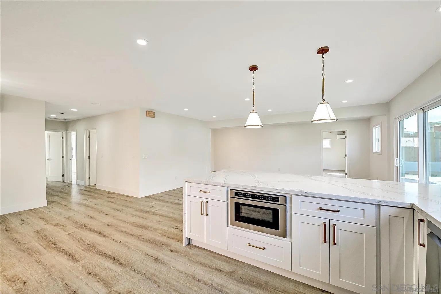 Detail Gallery Image 5 of 33 For 2802  Cowley Way, San Diego,  CA 92110 - 4 Beds | 3 Baths