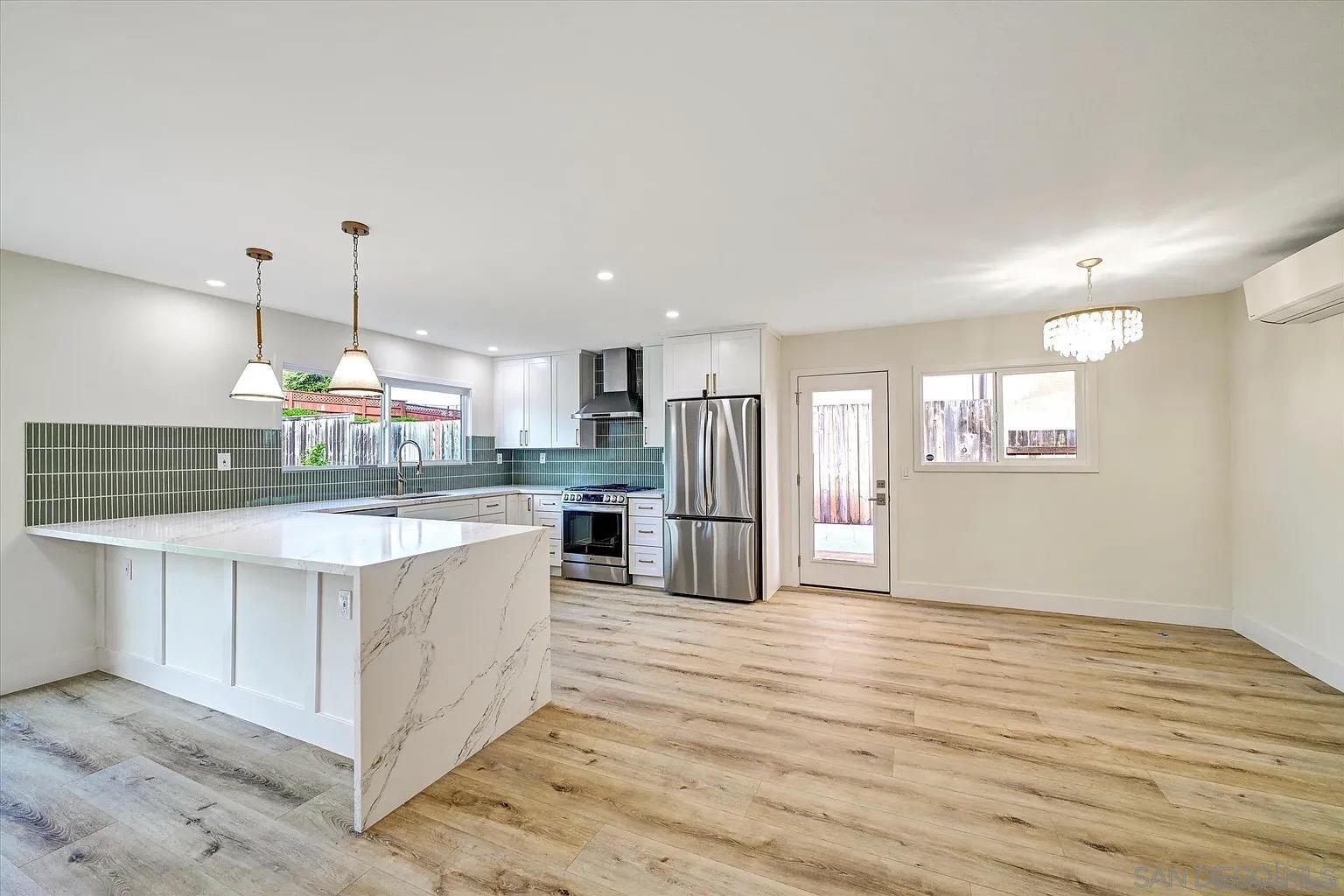 Detail Gallery Image 10 of 33 For 2802  Cowley Way, San Diego,  CA 92110 - 4 Beds | 3 Baths