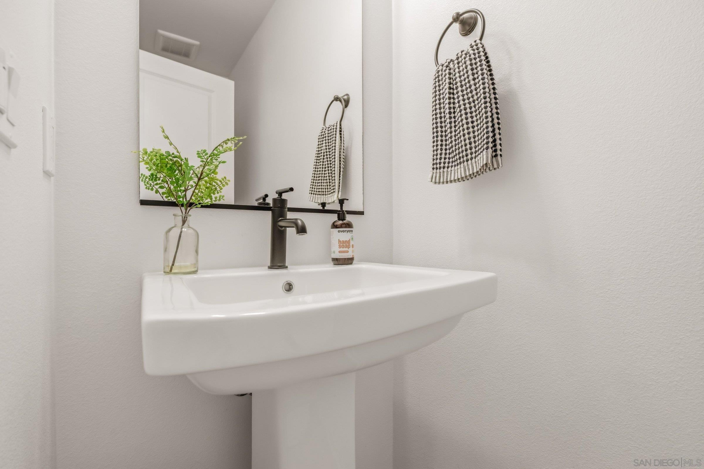 Detail Gallery Image 14 of 25 For 433  Jupiter Gln, Escondido,  CA 92025 - 4 Beds | 3/1 Baths