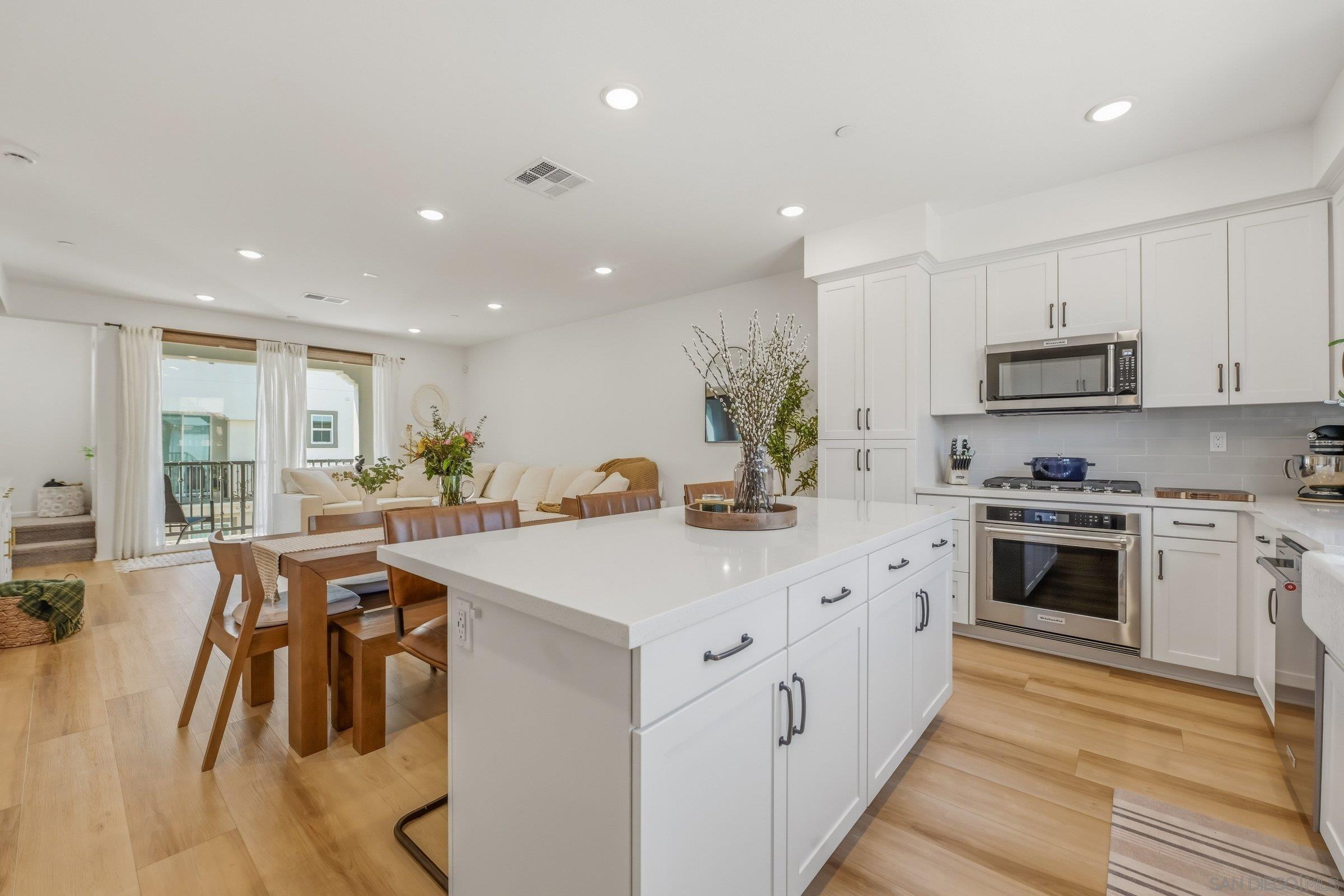 Detail Gallery Image 6 of 25 For 433  Jupiter Gln, Escondido,  CA 92025 - 4 Beds | 3/1 Baths