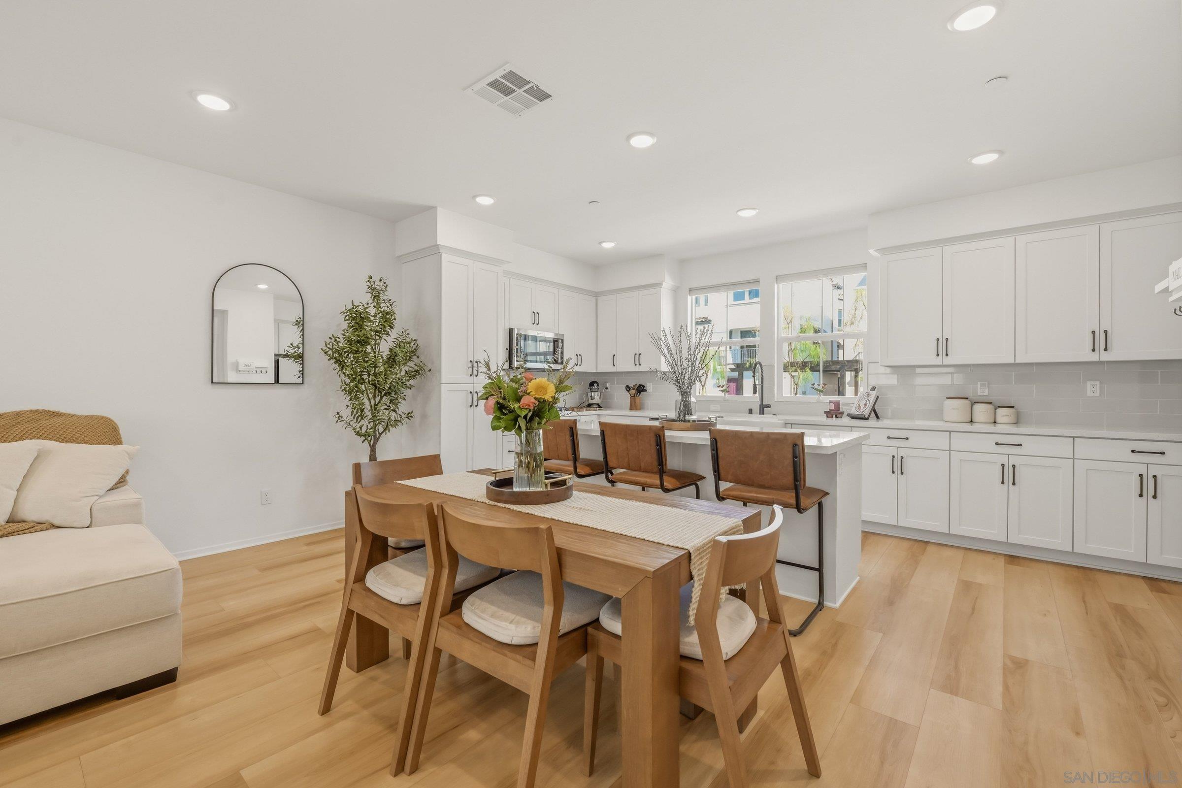 Detail Gallery Image 8 of 25 For 433  Jupiter Gln, Escondido,  CA 92025 - 4 Beds | 3/1 Baths