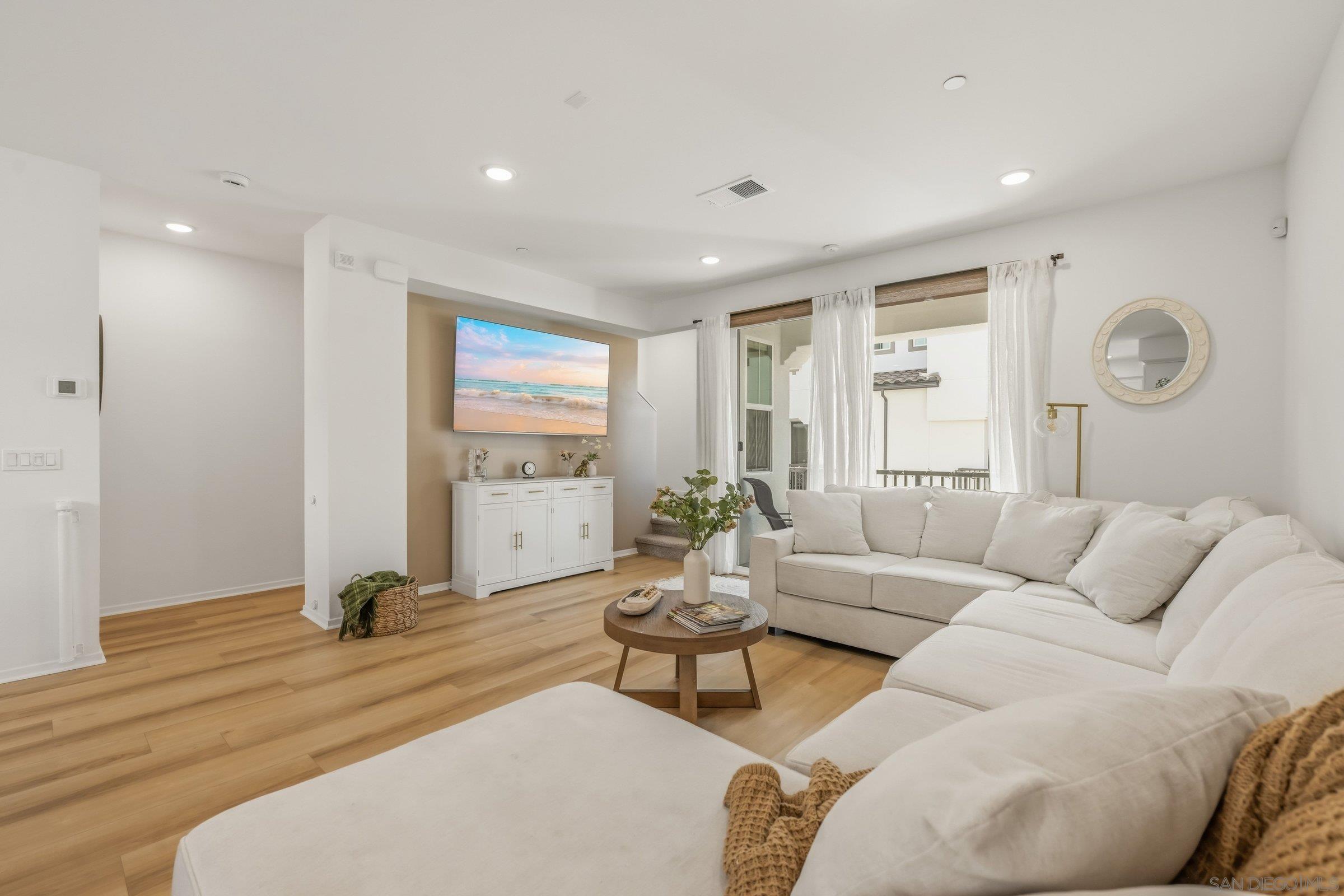 Detail Gallery Image 10 of 25 For 433  Jupiter Gln, Escondido,  CA 92025 - 4 Beds | 3/1 Baths