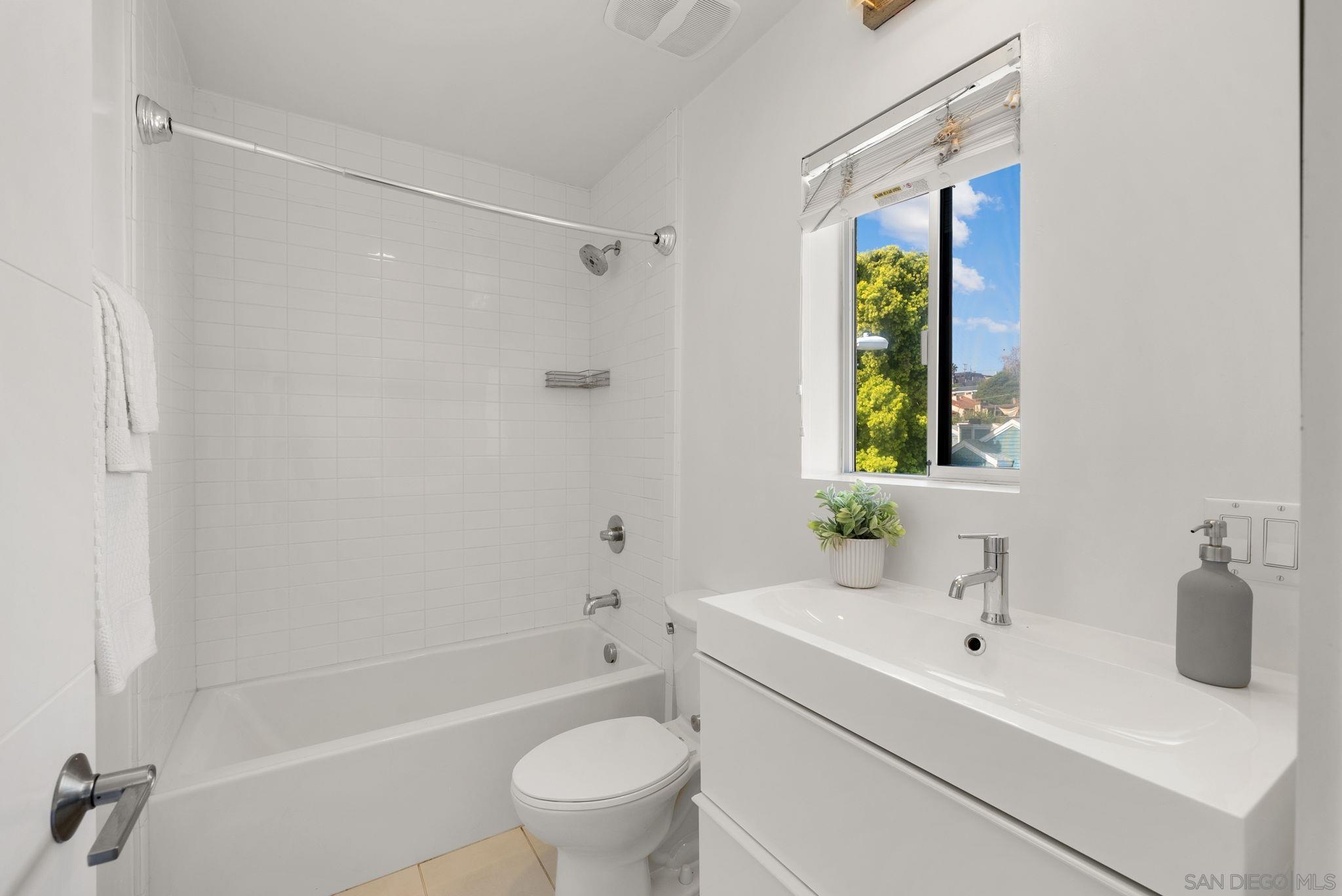 Detail Gallery Image 6 of 7 For 2189  Catalina Blvd, San Diego,  CA 92107 - 3 Beds | 3/1 Baths
