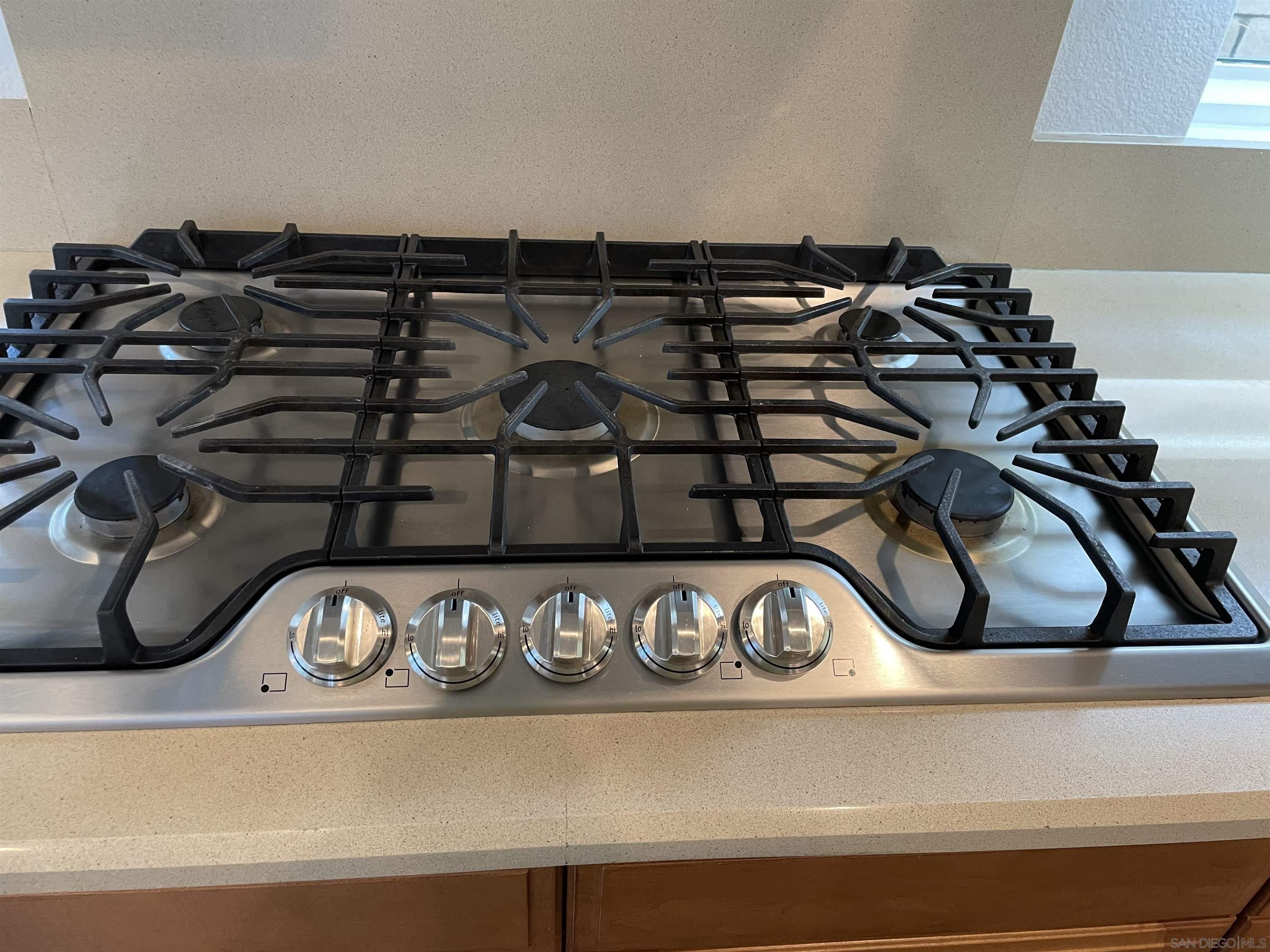 Detail Gallery Image 6 of 21 For 5563  Gamay Way, San Diego,  CA 92130 - 5 Beds | 3 Baths