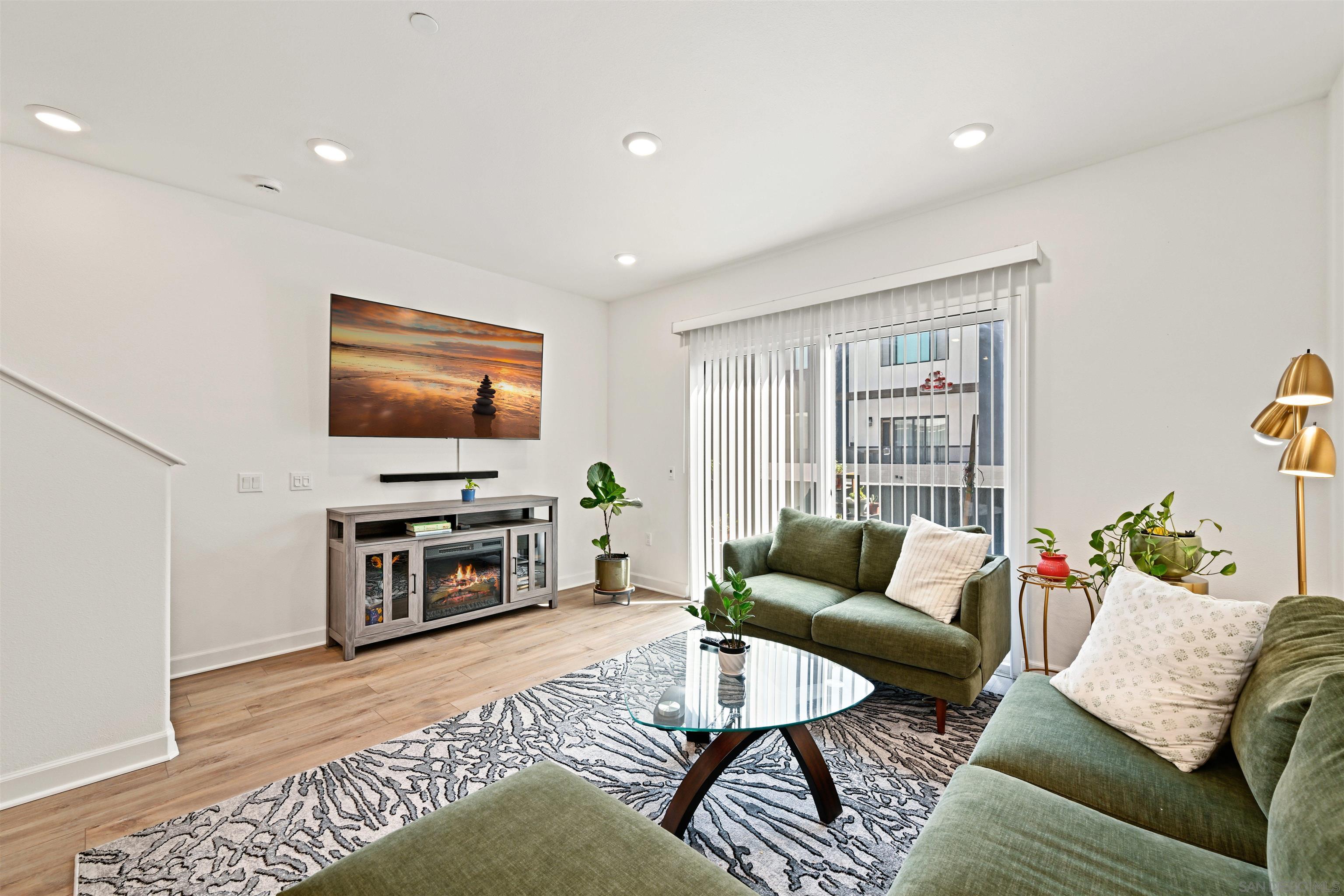 Detail Gallery Image 3 of 24 For 2066  Vela Ln, San Diego,  CA 92154 - 3 Beds | 3 Baths