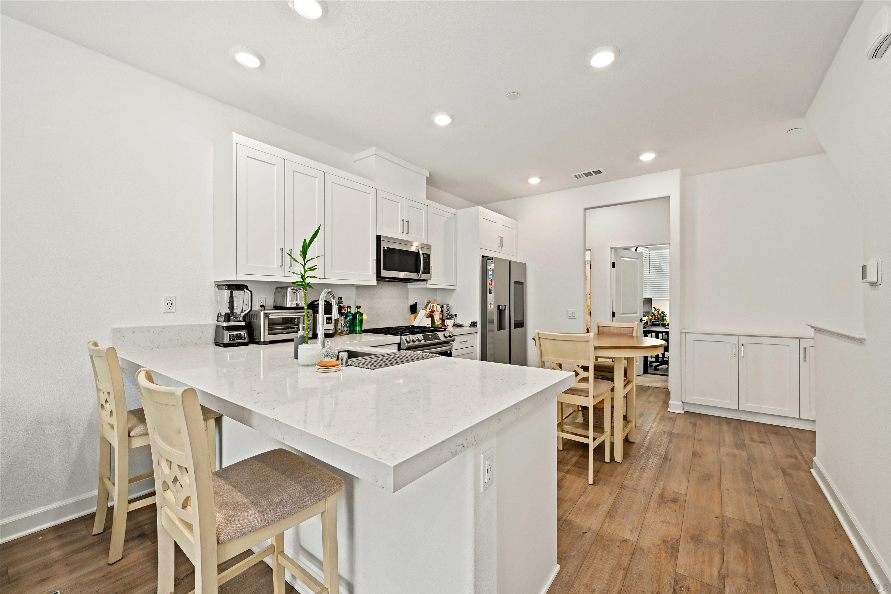 Detail Gallery Image 6 of 24 For 2066  Vela Ln, San Diego,  CA 92154 - 3 Beds | 3 Baths