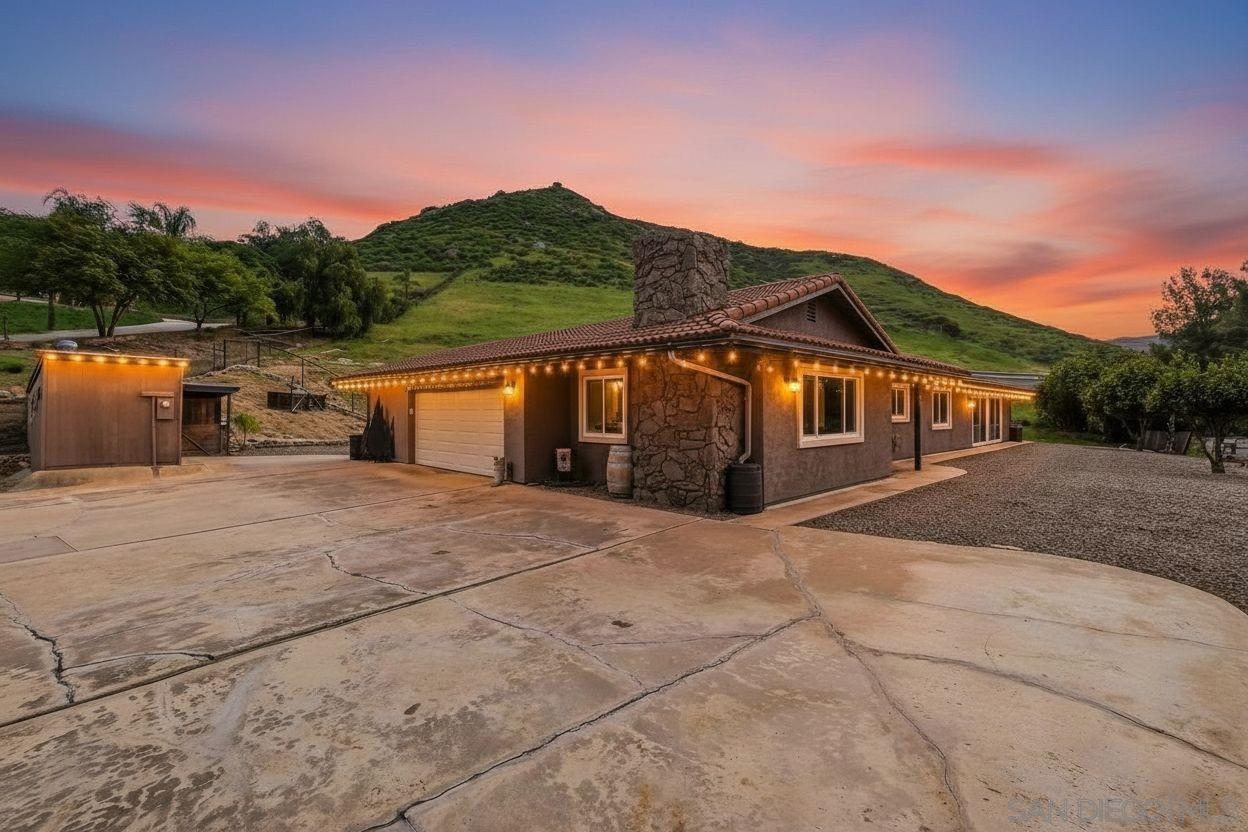 Detail Gallery Image 2 of 53 For 1861  Vista De La Montana, El Cajon,  CA 92019 - 3 Beds | 3 Baths